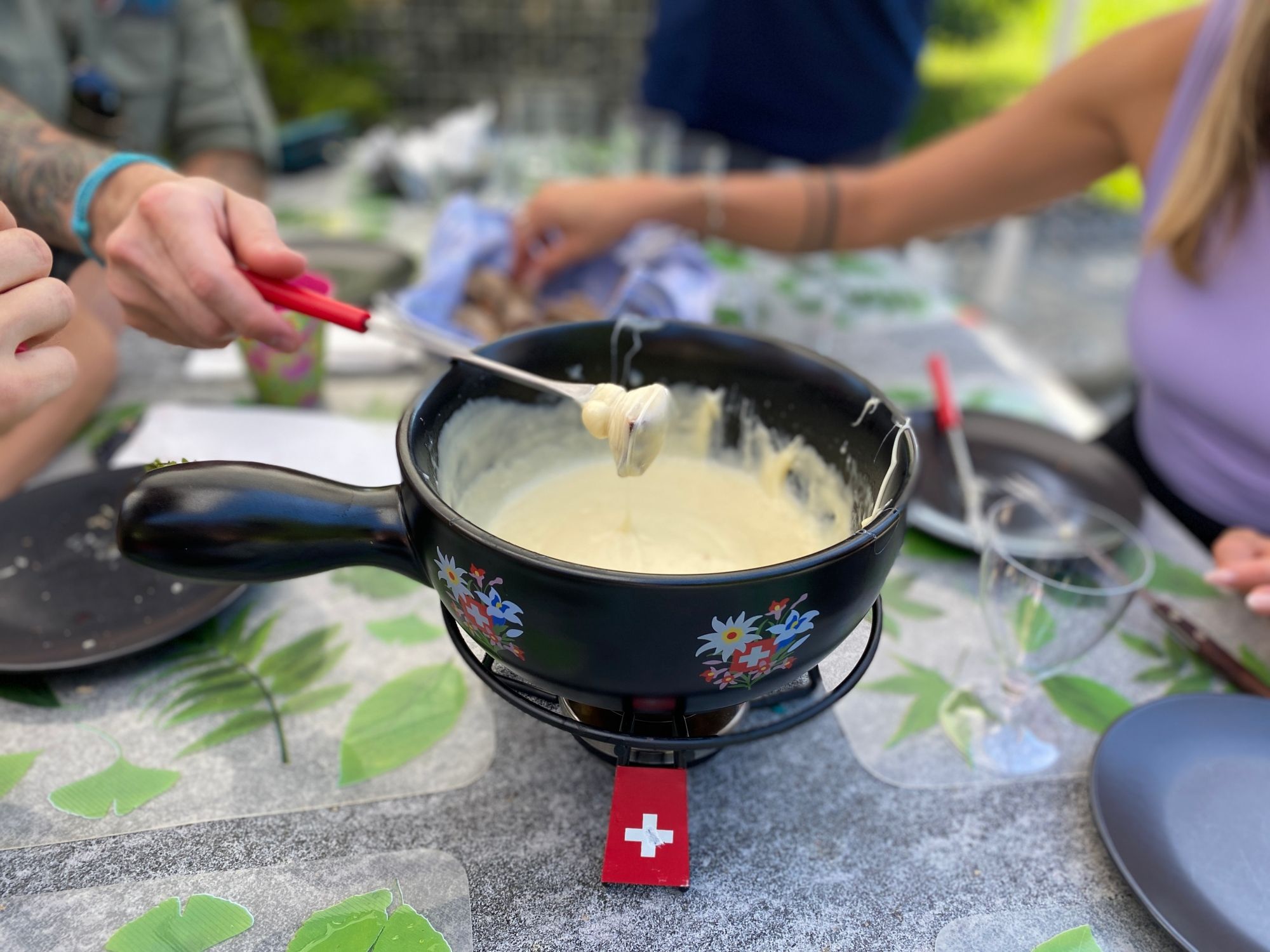 Fondue di formaggio: Goditi il formaggio svizzero e momenti conviviali all'aperto mentre cucini.