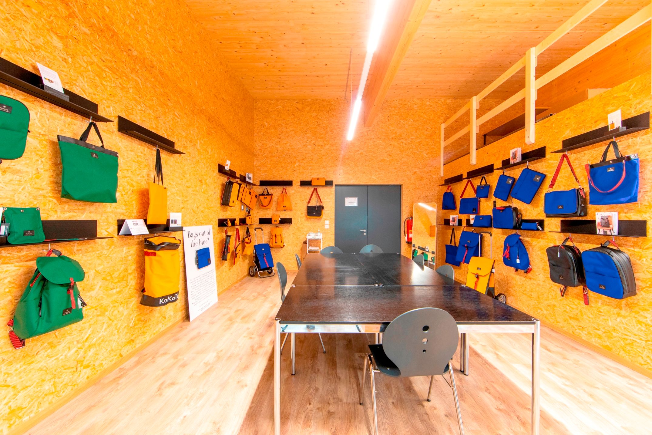 KoKoTe: nowoczesne biuro z kolorowymi torbami, idealne dla kreatywnych grup i pracy zespołowej.