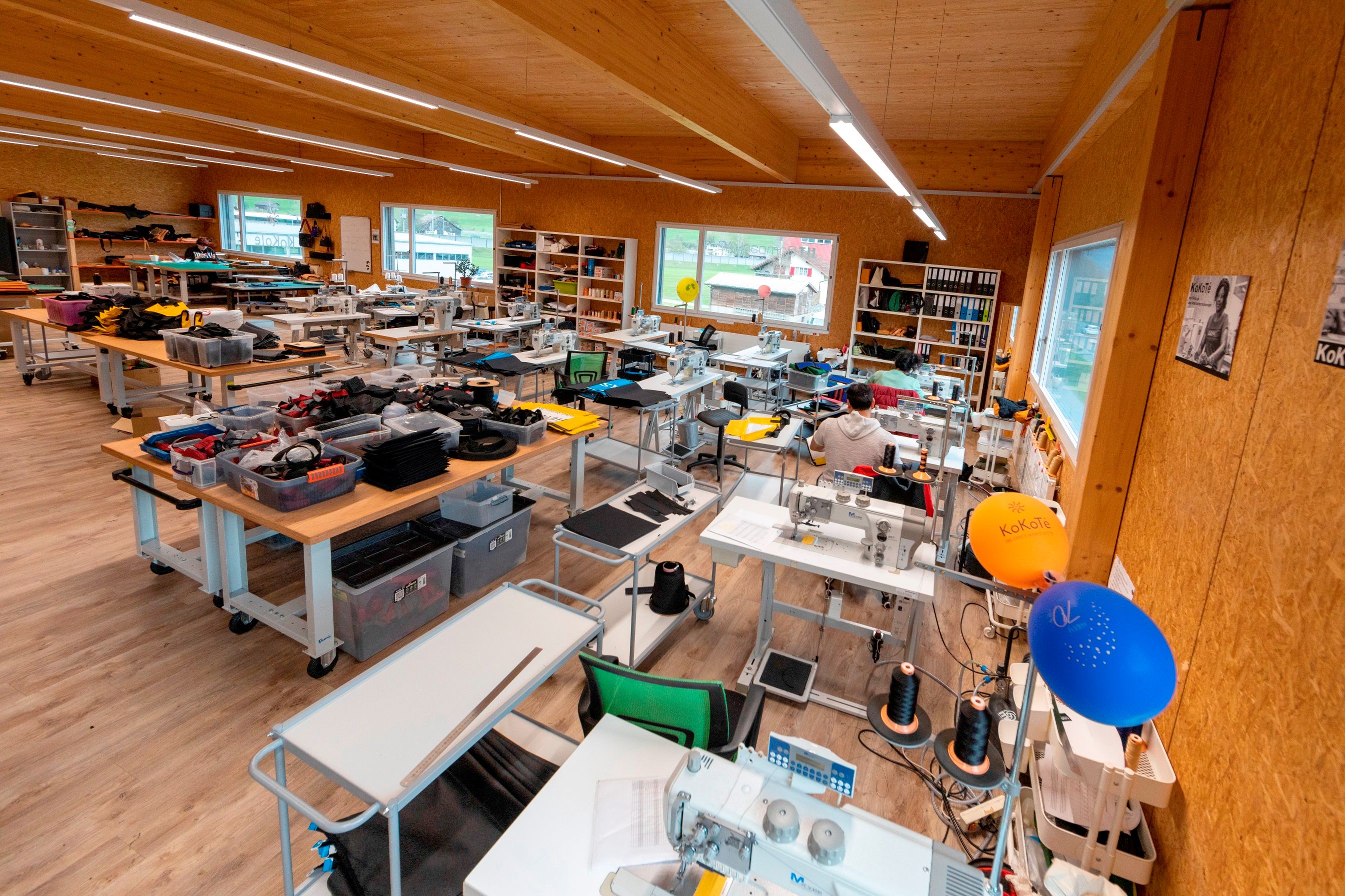 KoKoTe: Wgląd w studio z maszynami do szycia i kreatywnymi materiałami w stylowym wnętrzu.