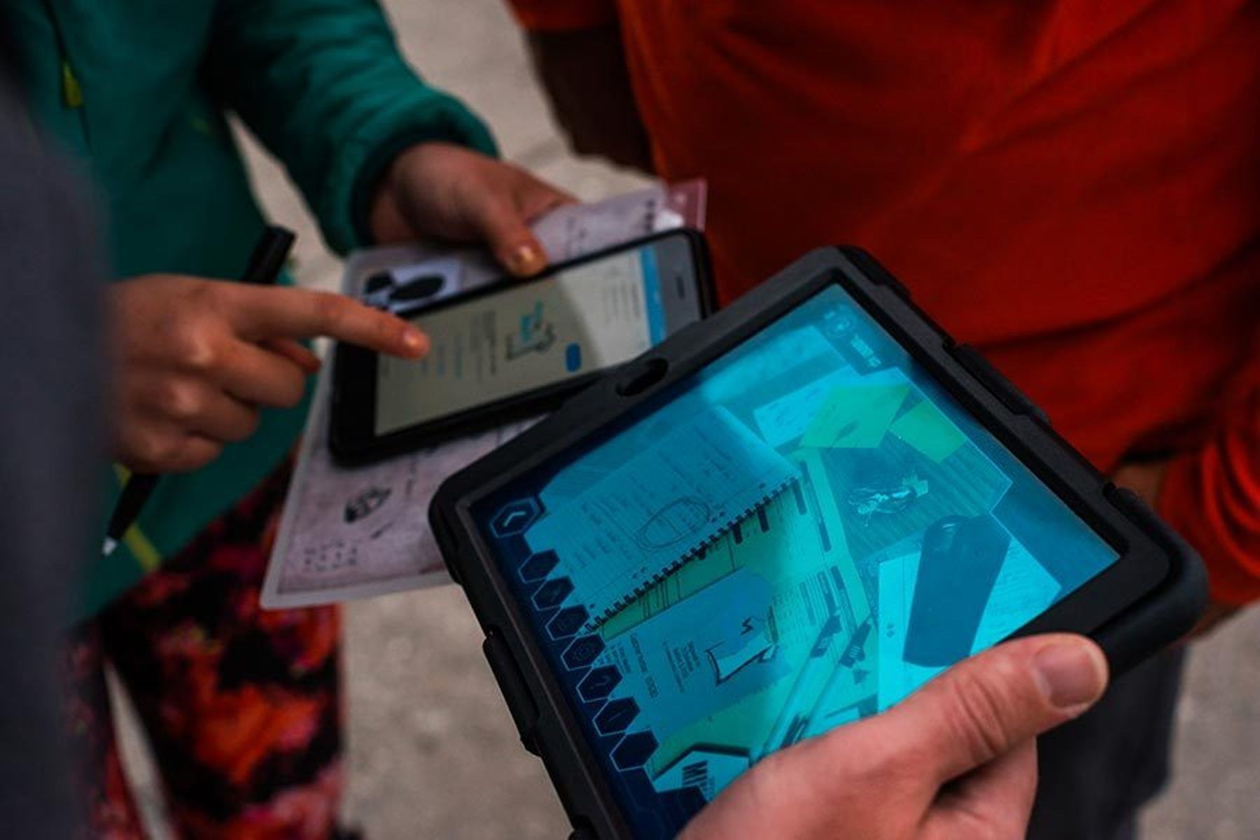 Operation Mindfall viser deltagere til Escape Game-aktiviteter med tablet og notesbog.