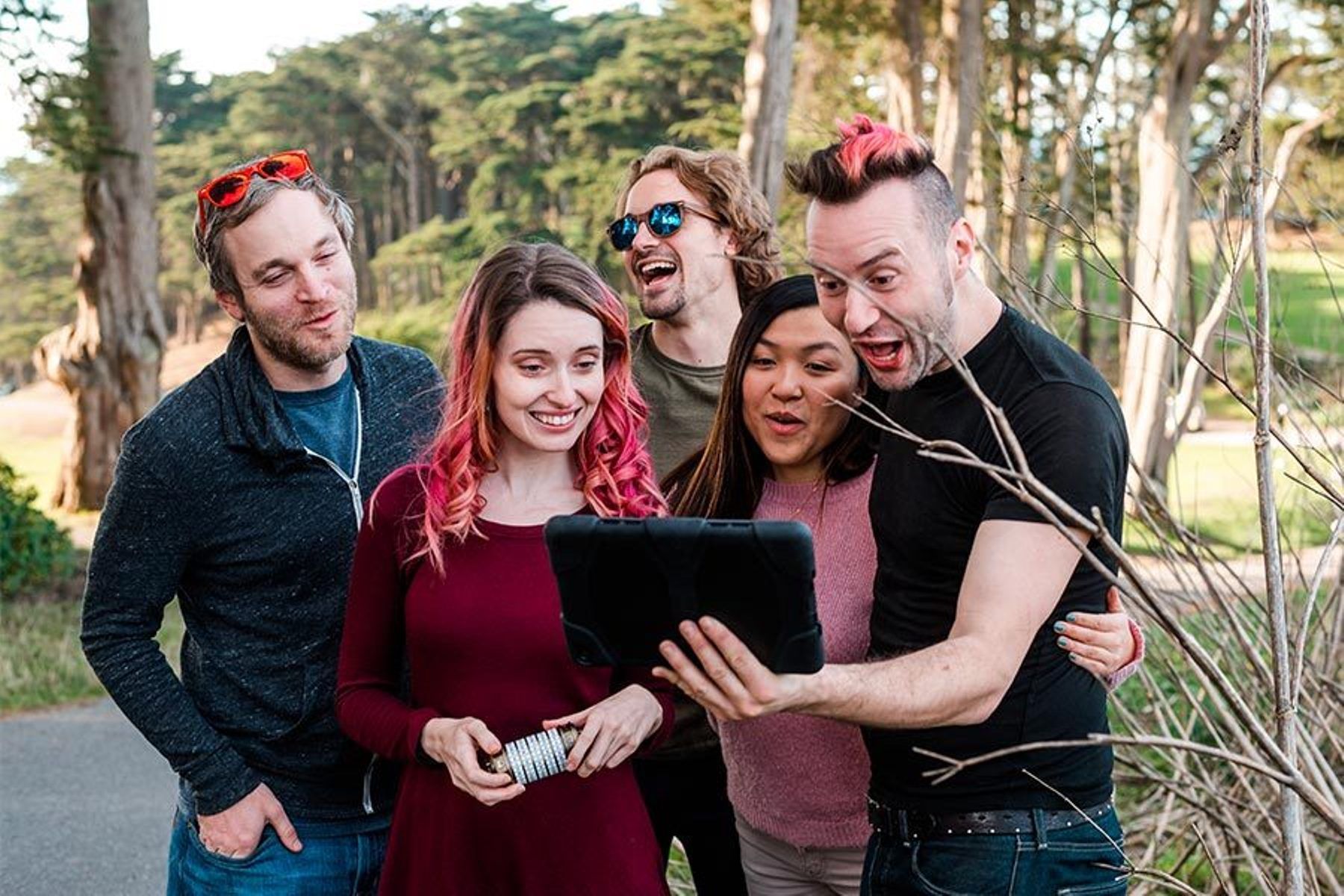 Zürich Operation Mindfall: Gruppe ser på tablet og griner