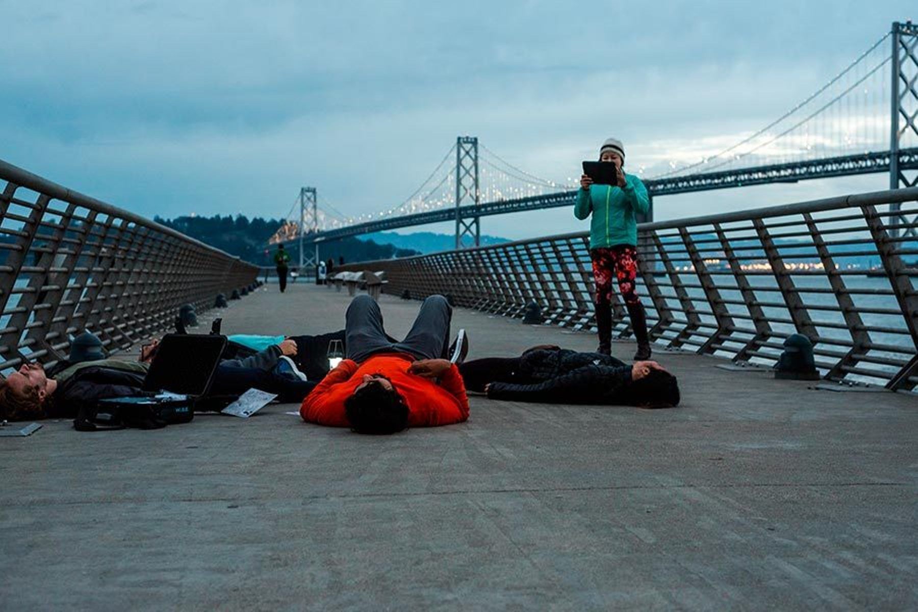 Operation Mindfall i Zürich, deltagere løser gåder og tager billeder af omgivelserne.