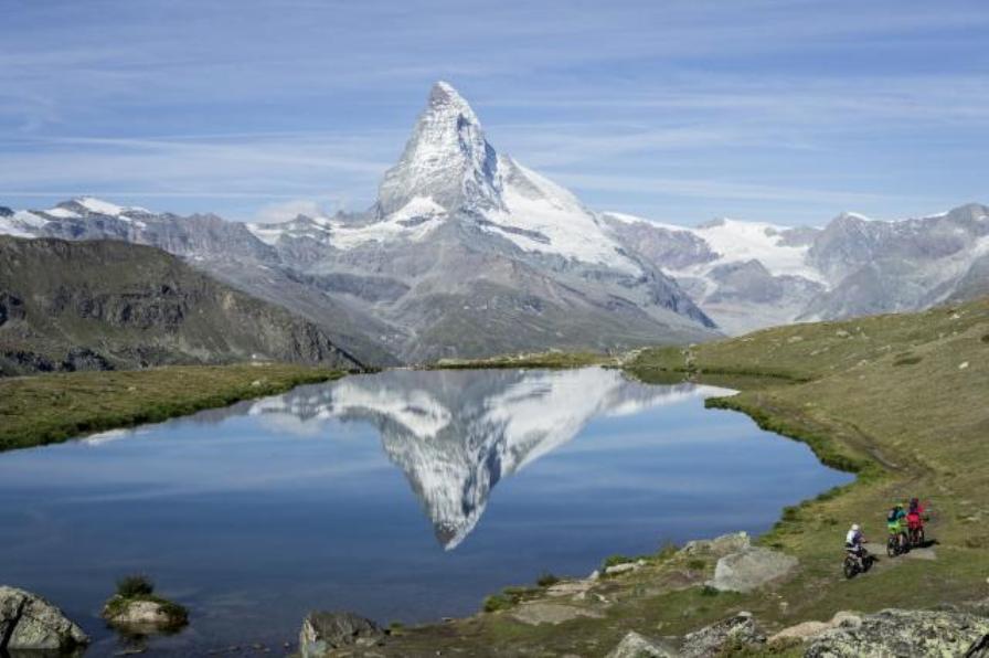 Зерматтер: живописный вид на Маттерхорн и озеро в летнем пейзаже.