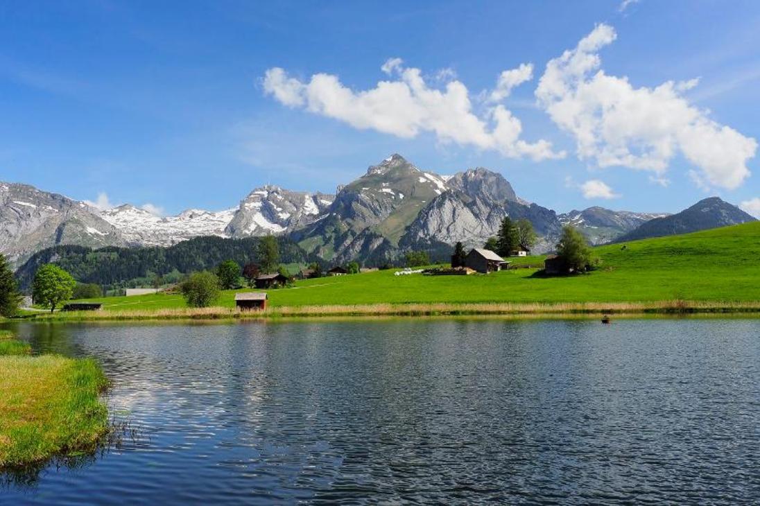 トゲンブルクの写真講座：夏の山、湖、草原の美しい風景。