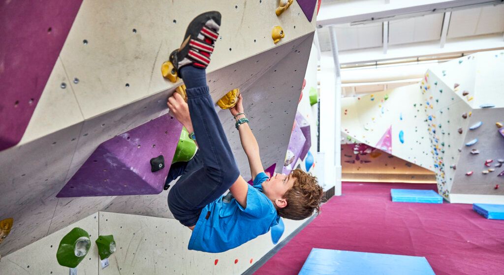 Freiruum Klätterområde: Klättra på vägg, färgglada grepp, inomhus.