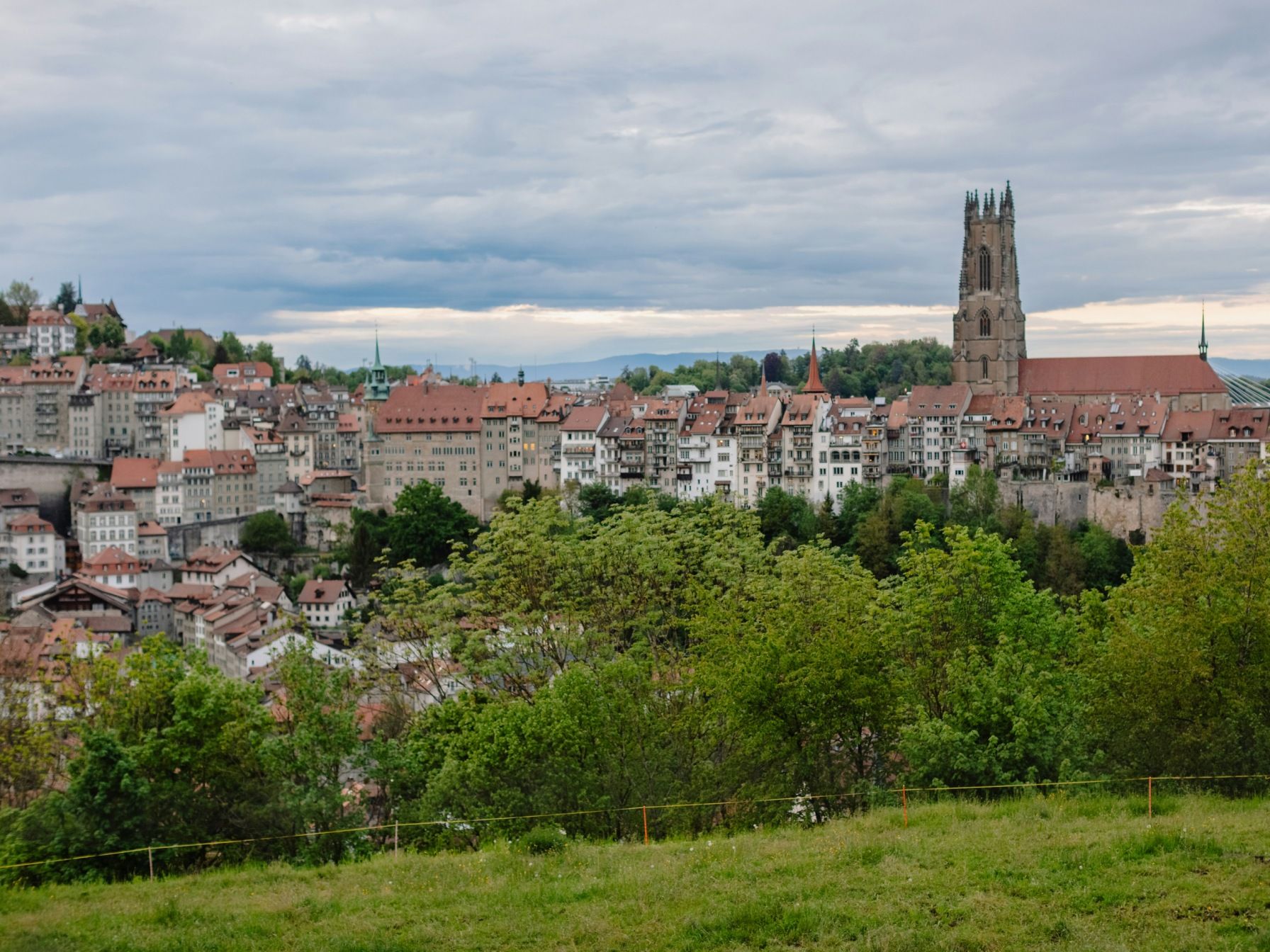 Friburgo: vista pitoresca da cidade com montanhas e natureza ao fundo, ideal para explorar e fotografar.