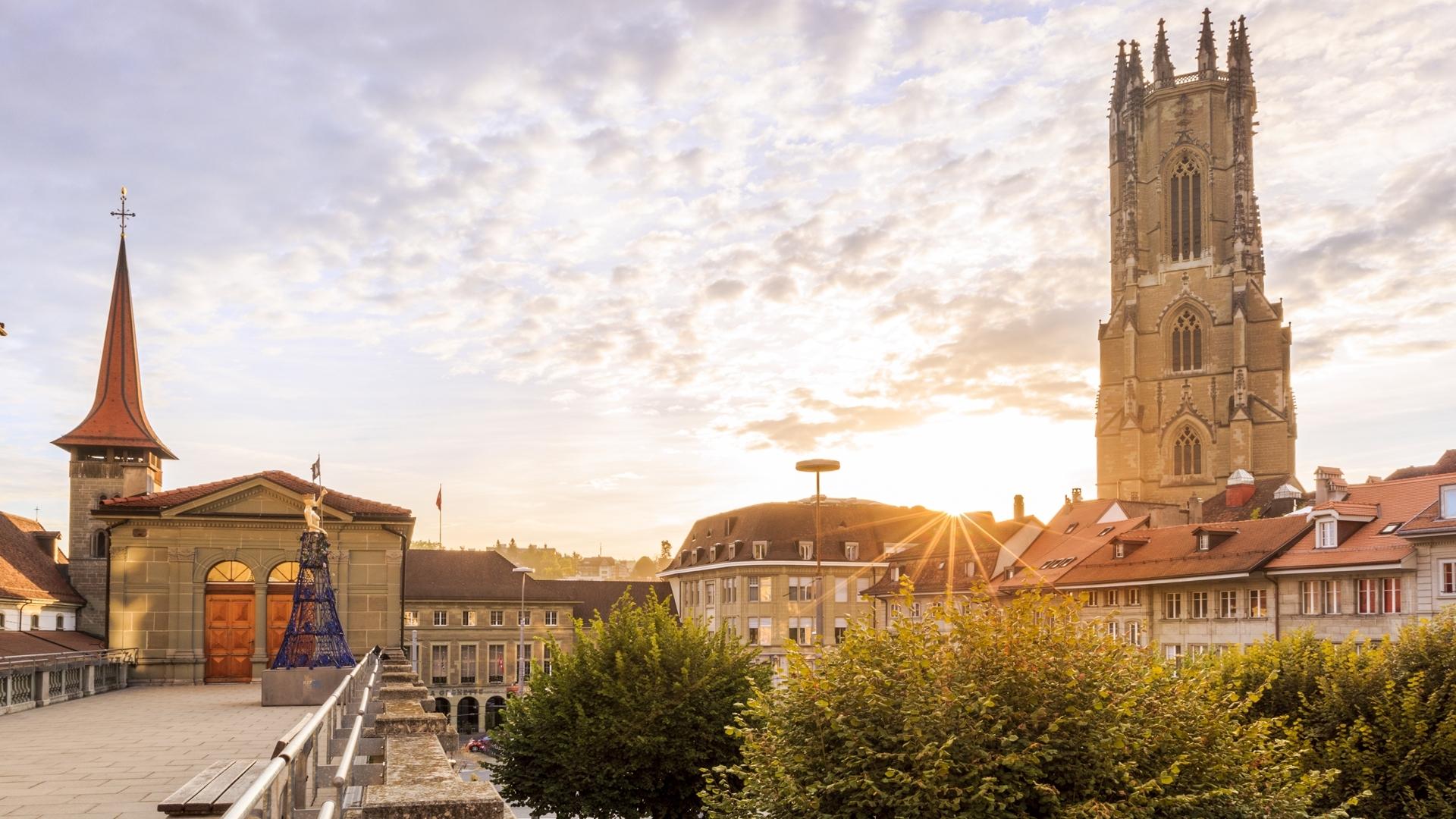 Gira virtual por la ciudad de Friburgo con vista a la catedral y al casco antiguo al atardecer.