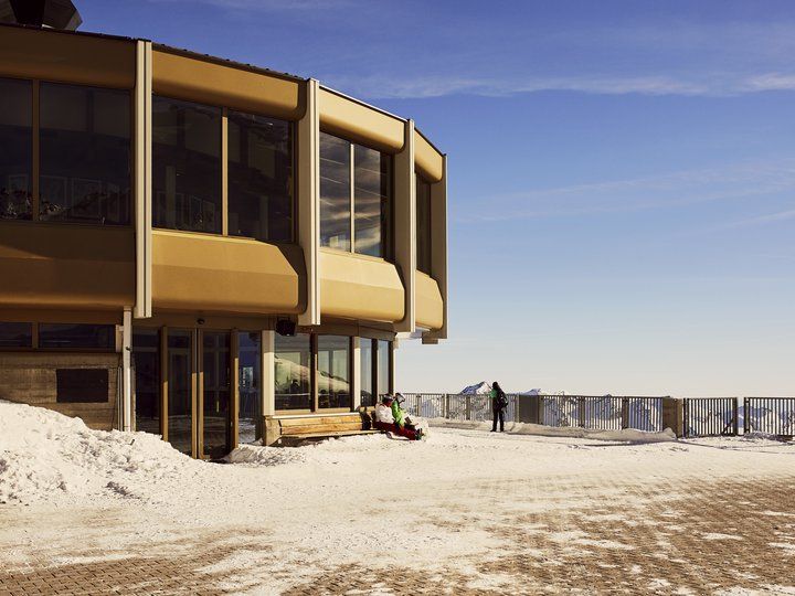 อาหารเช้าที่หออาหารหมุนที่ซาสฟี มองเห็นภูเขา