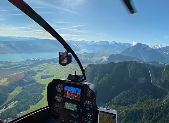 Helikopter: Ervaar de spectaculaire Stockhorn Tour over het landschap van de Alpen met bergen en meren.