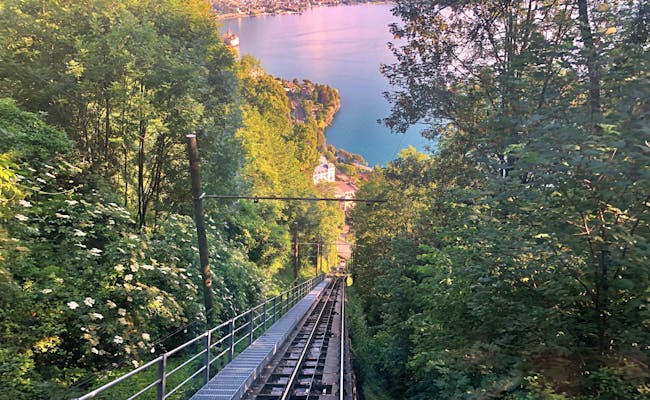 Funi-vláček v Montreux s výhledem na Ženevské jezero a zelenou okolní krajinu.