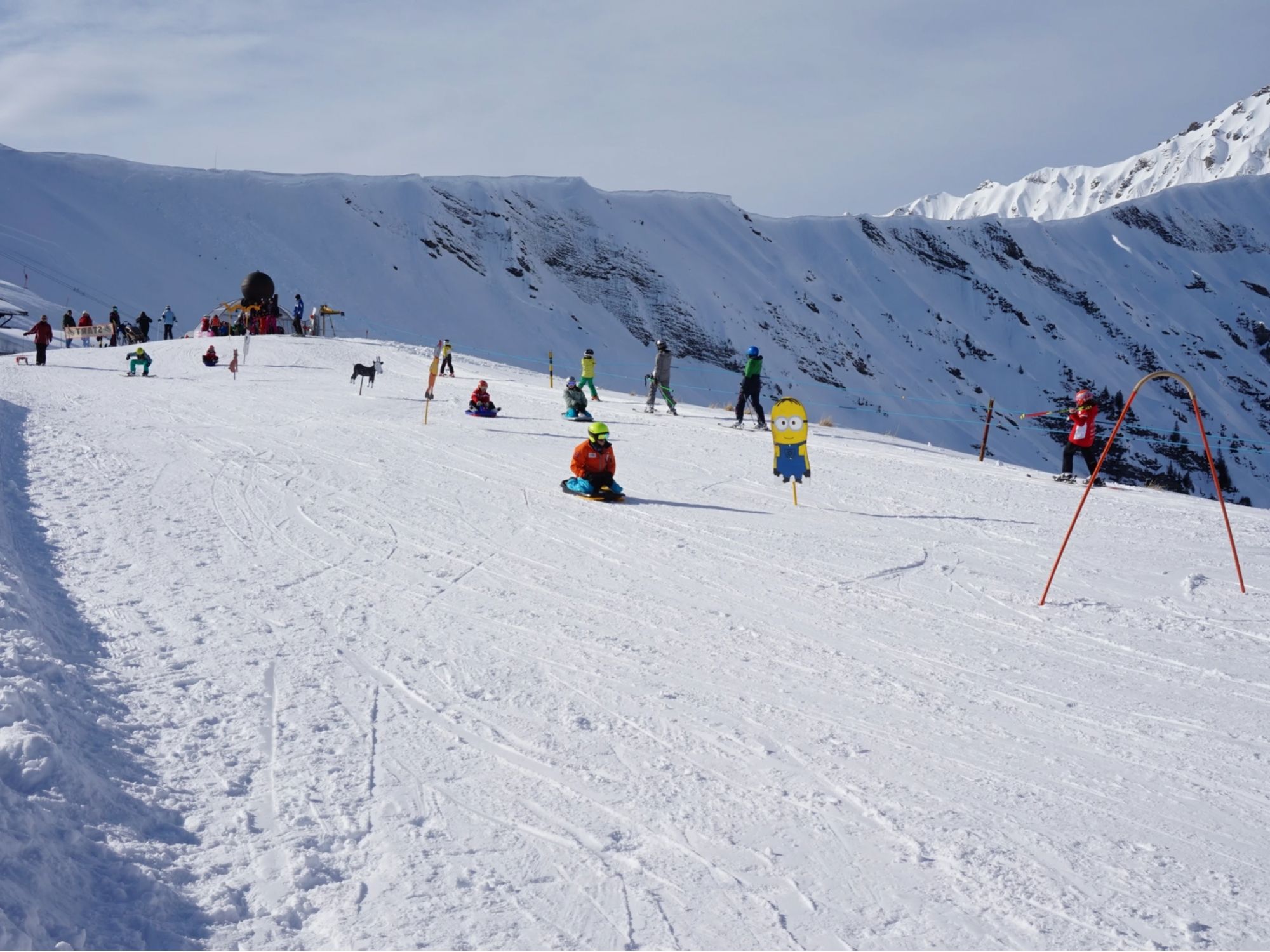 สวนสนุก Tschentenalp เด็กๆ กับนักสกีในลานสกีที่ปกคลุมด้วยหิมะ.