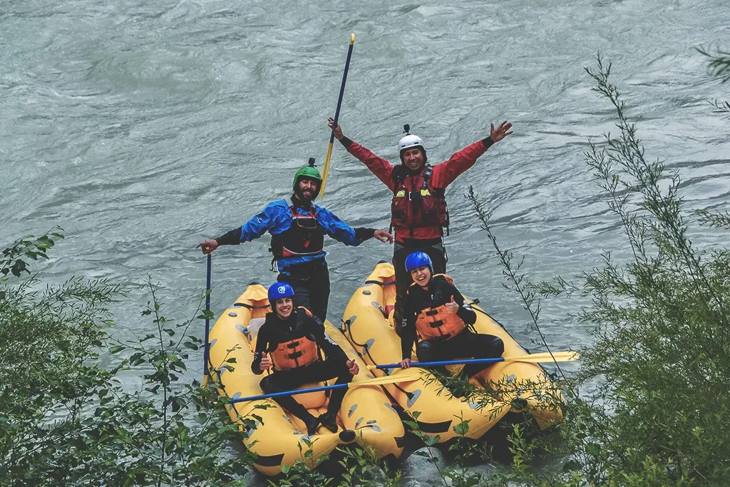 Rafting sur le Rhône, quatre personnes dans des bateaux jaunes