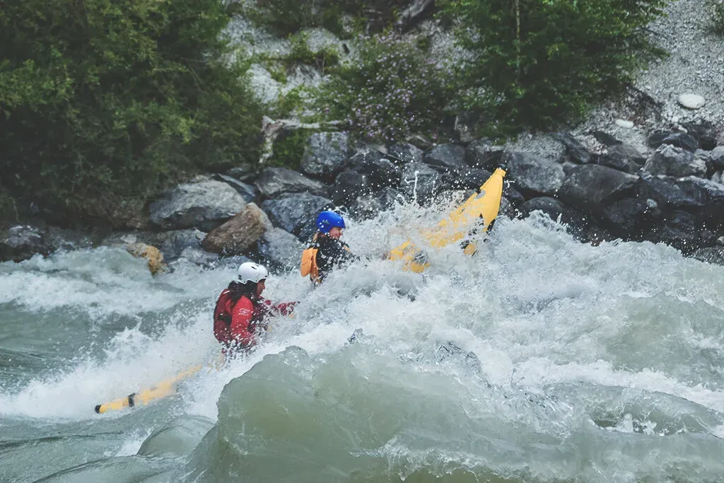 Kayak sur le Rhône, deux pagayeurs dans un kayak jaune, eau éclaboussante