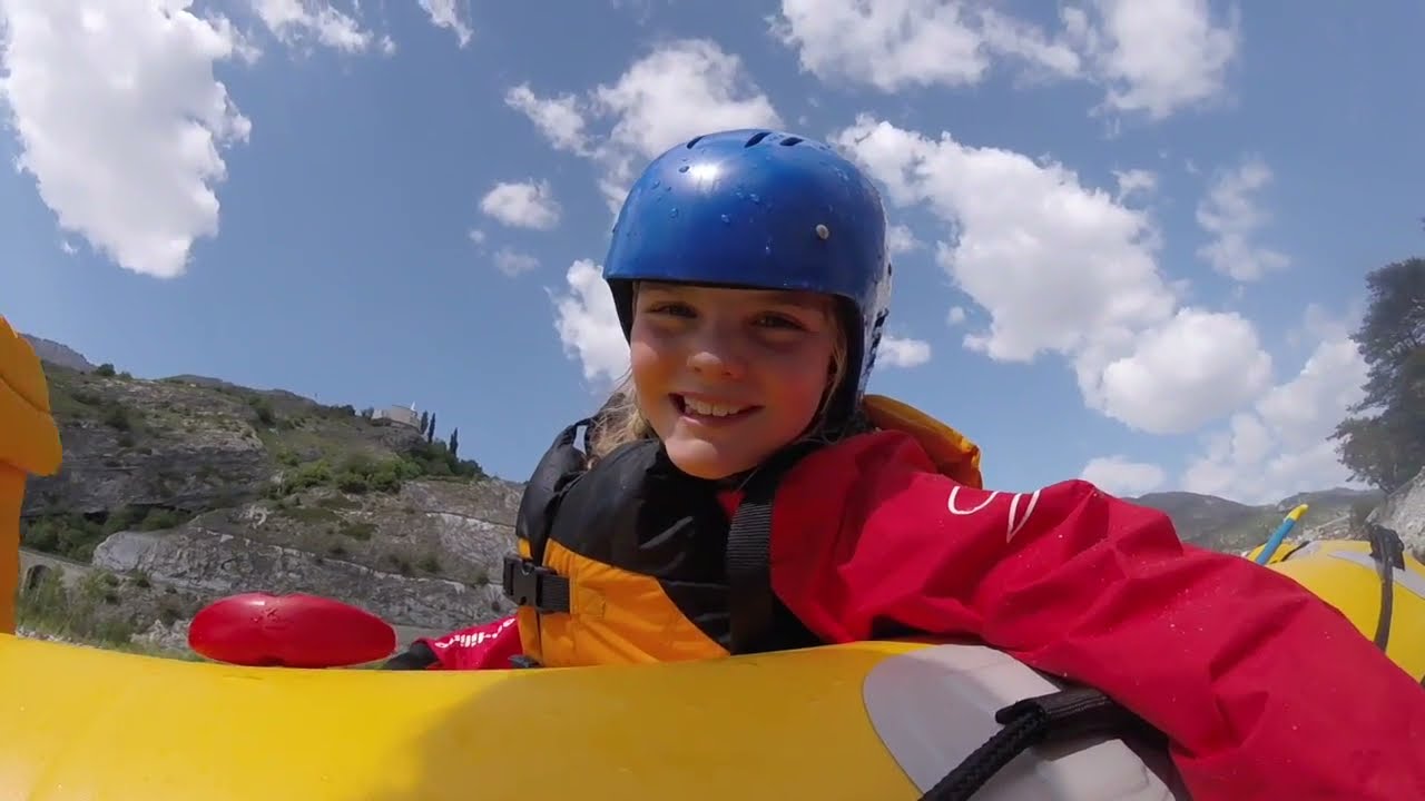Kayak au Lago di Garda, jeune personne, casque bleu, soleil