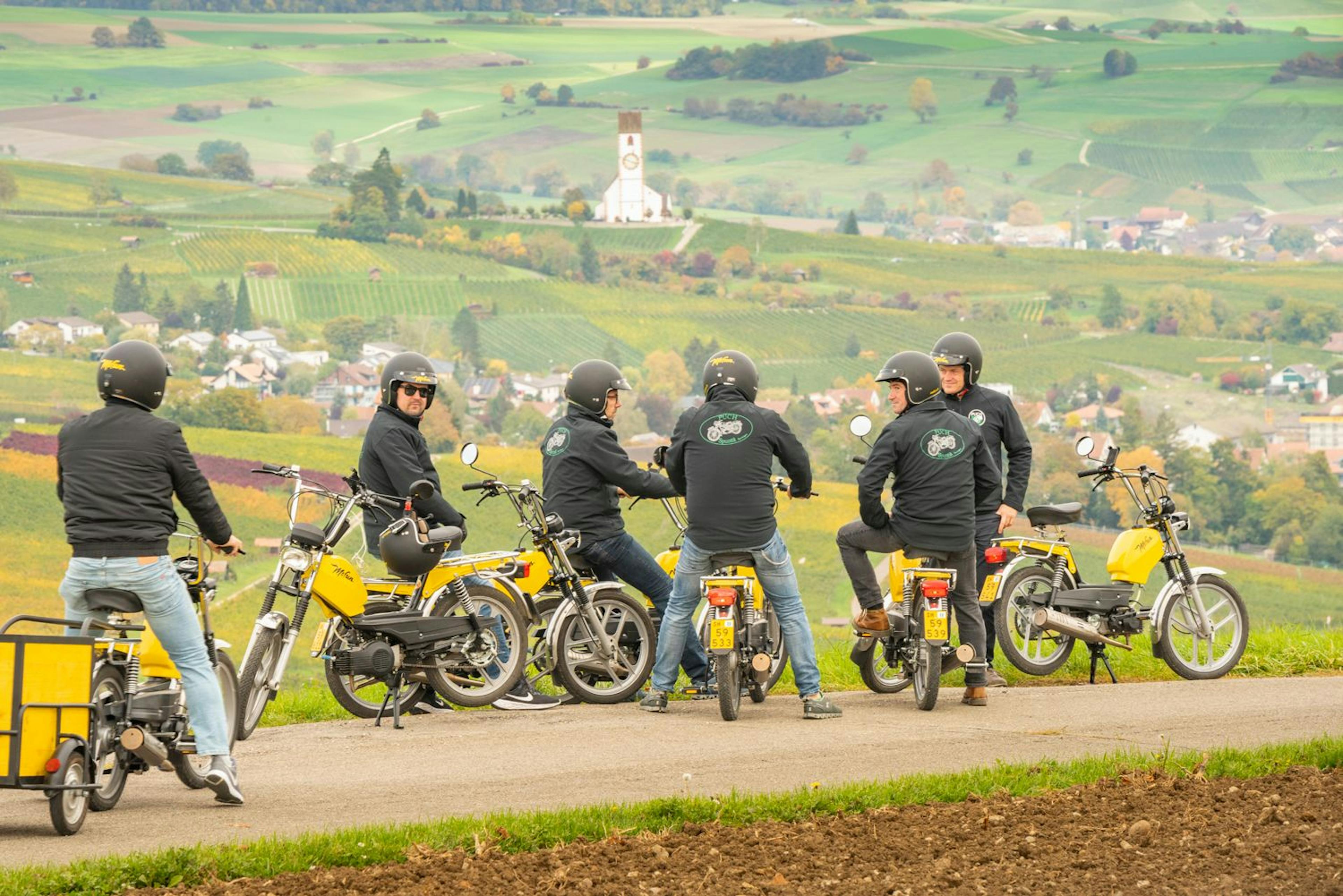 Fyrabig Tour: Entdecke die Landschaft mit Freunden während einer aufregenden Fahrradtour im Herbst.