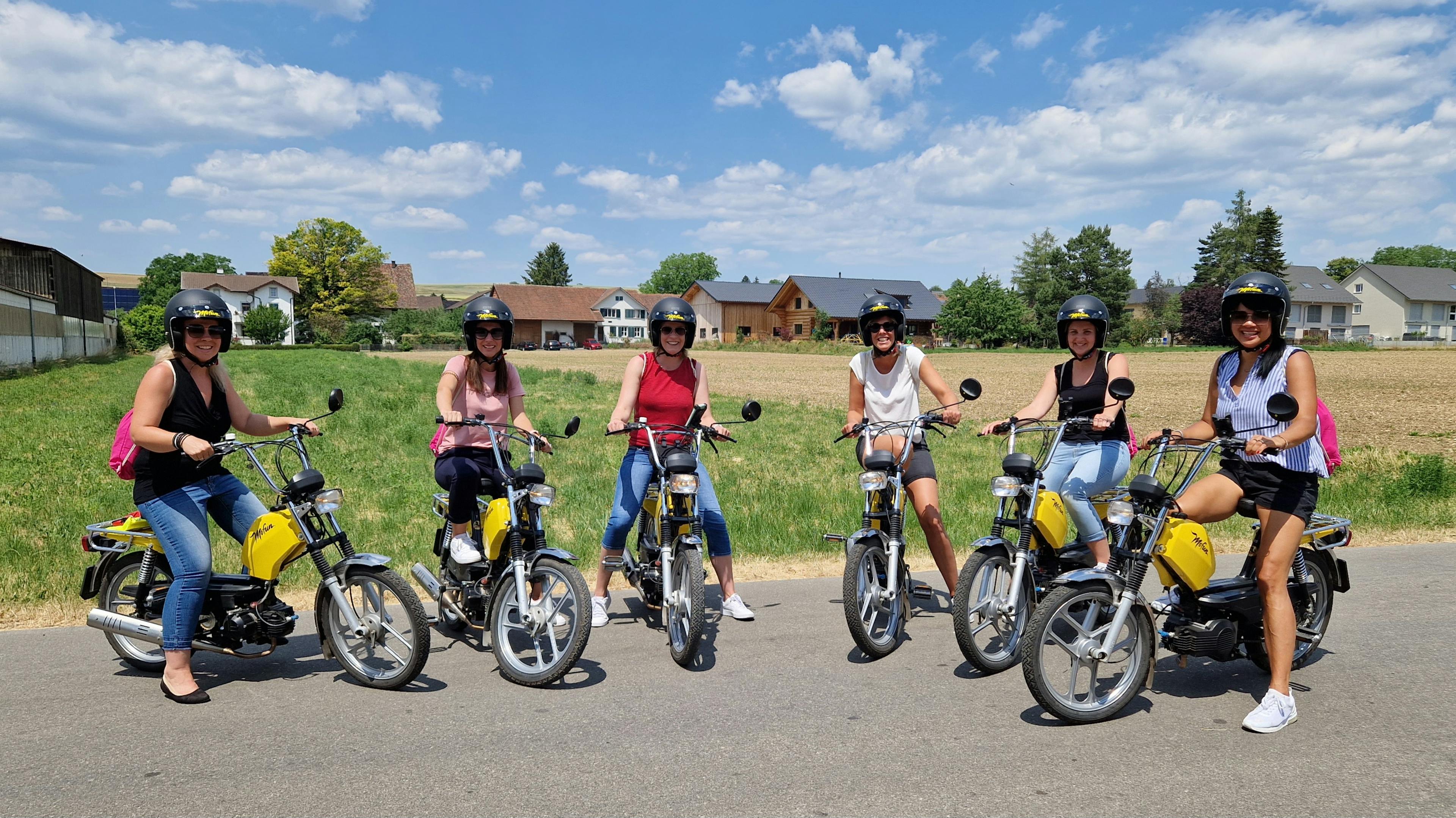 Вечерняя прогулка на мопеде: группа женщин на мопедах, лето, удовольствие от поездки на природе.
