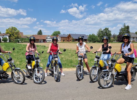 Bersantai setelah kerja mengendarai skuter: Sekelompok wanita dengan skuter, musim panas, kesenangan berkendara di alam terbuka.