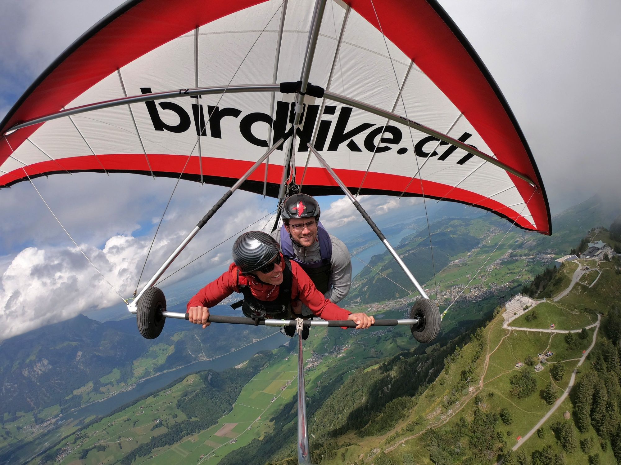 デルタフライ: 夏の山や自然の上を飛ぶスリルを体験しよう。