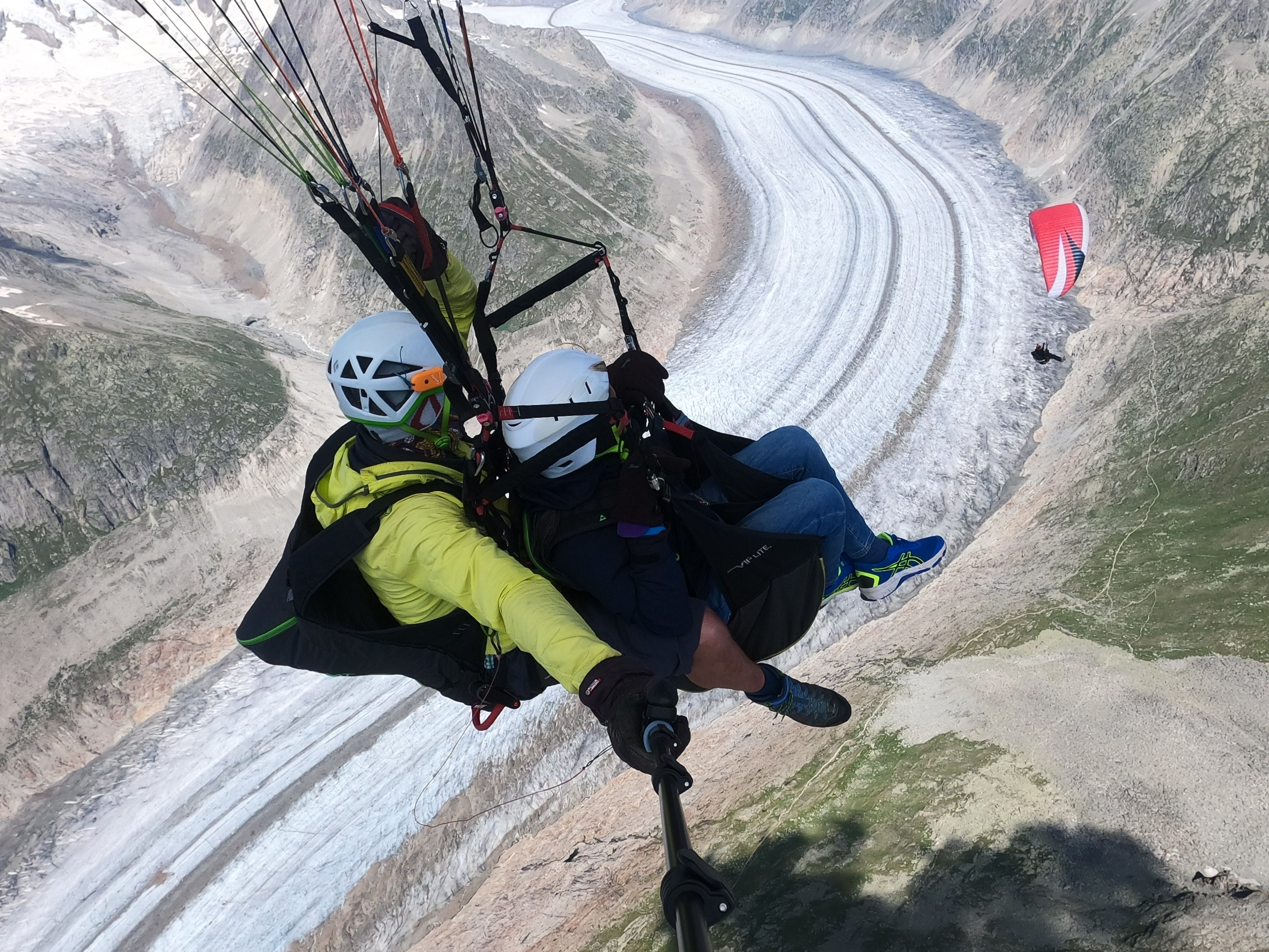 Latanie na paralotni dla dzieci z widokiem na lodowce w Alpach.