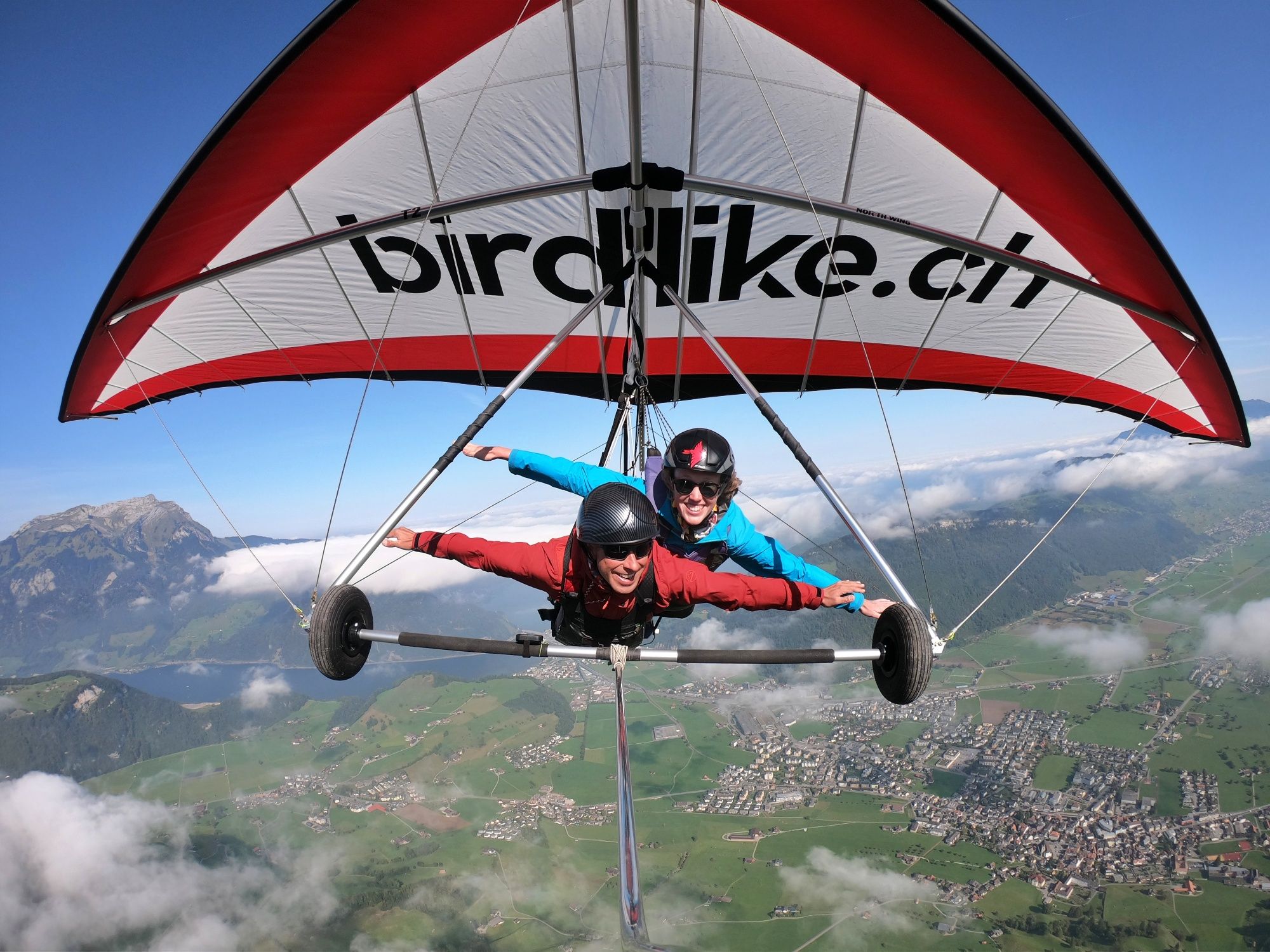 デルタフライ: スイスの山々で夏の飛行のスリルを体験しよう。