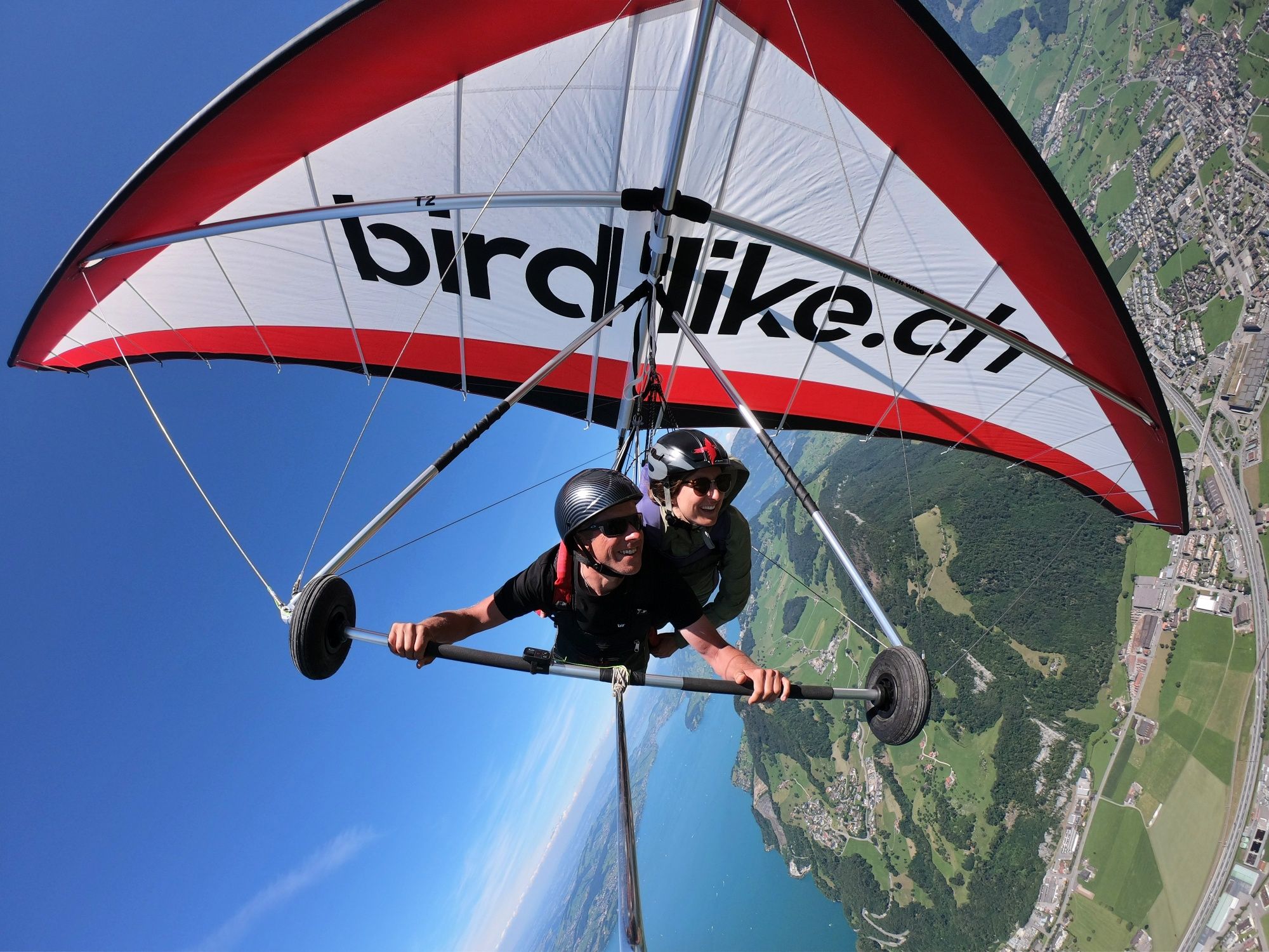 Delta letenje: Impresivan pogled na pilote iznad zadivljujućeg krajolika s planinama i jezerima.