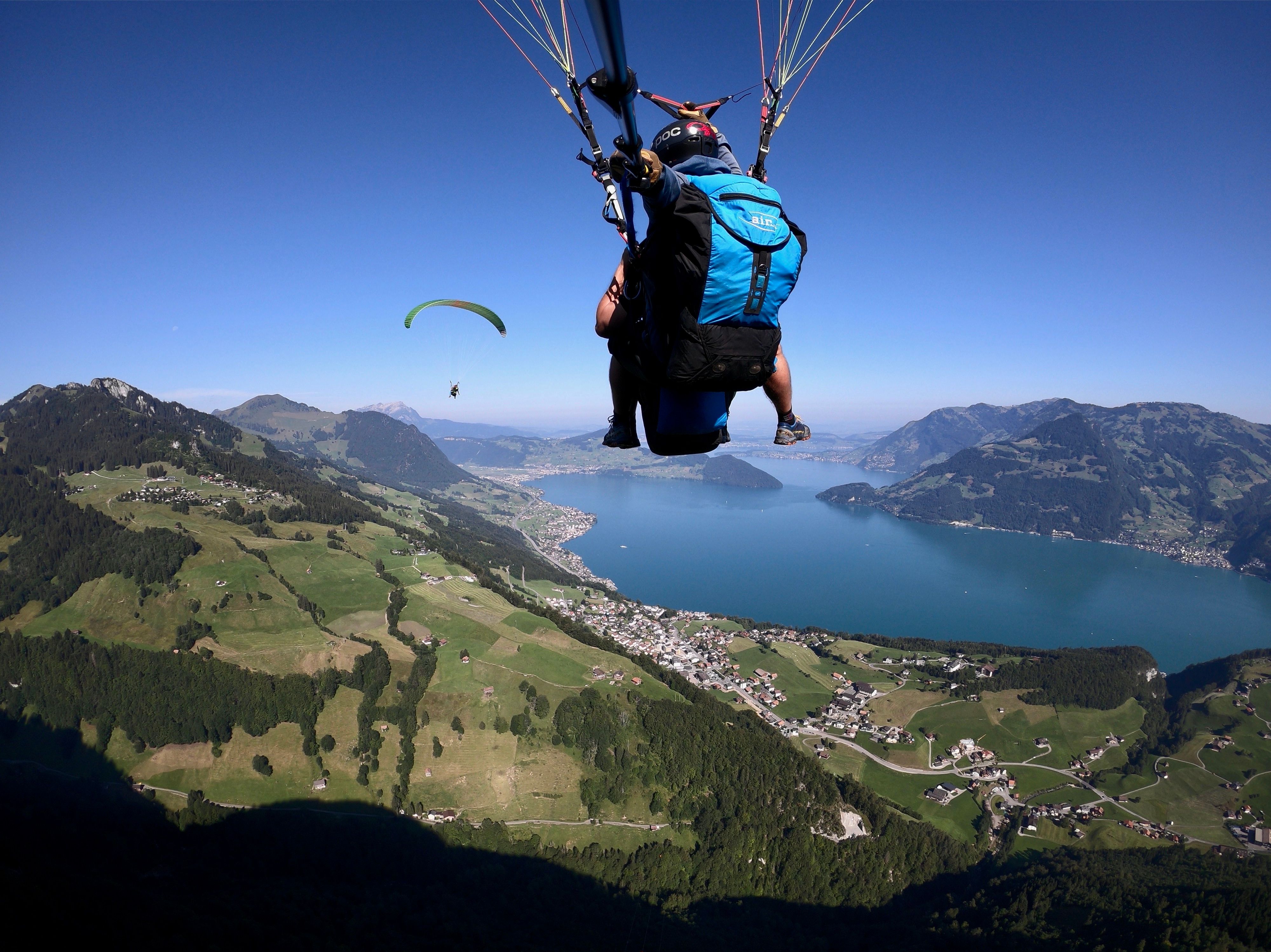 天际滑翔：在维尔瓦尔德施泰特湖上滑翔伞，理想的自然活动。