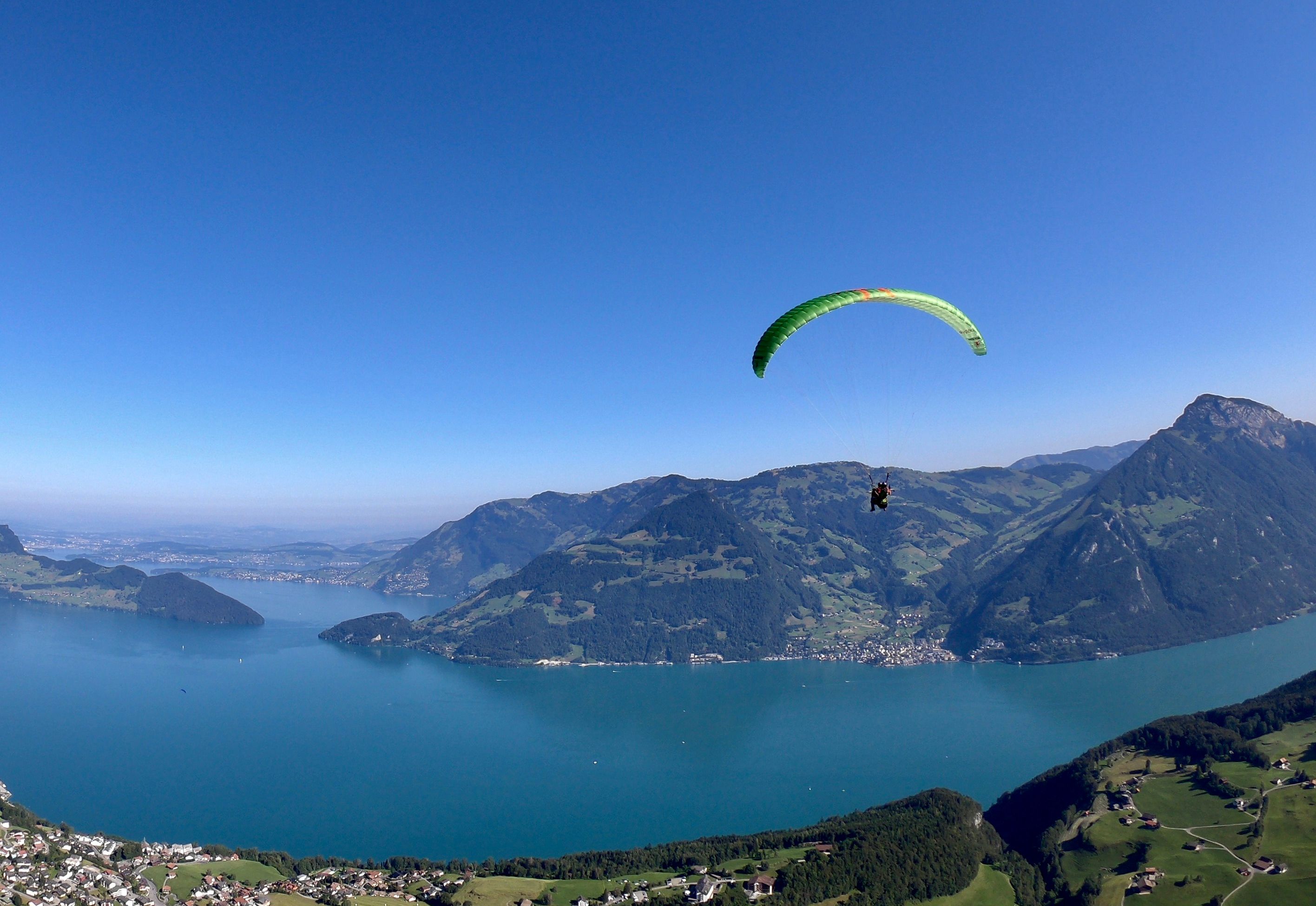 天际滑翔：在维尔瓦尔德斯特湖上空滑翔，理想的山景视角。