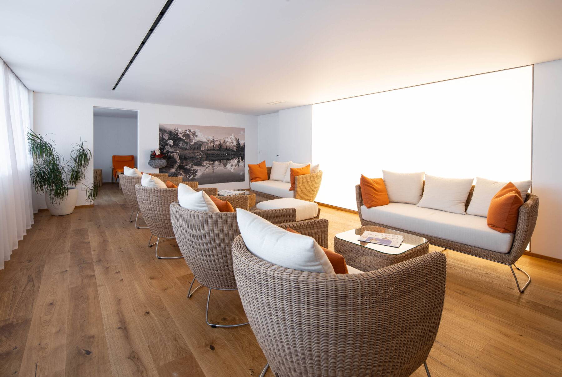 Salon confortable au Wellness Grindelwald avec des meubles modernes.