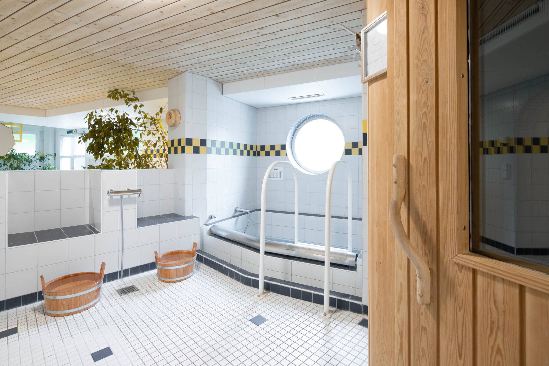 Piscine couverte de Grindelwald, espace bien-être relaxant avec sauna et zones de détente.