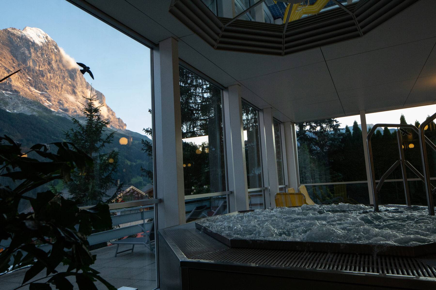 Bain à remous dans le bien-être Grindelwald avec vue sur les Alpes.