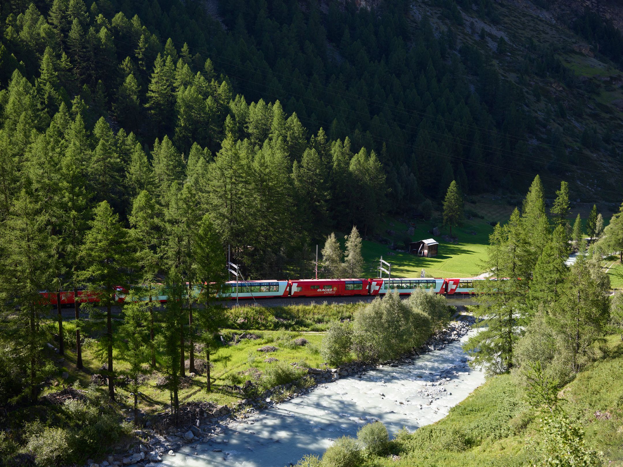 Valle del Matter: przepiękny krajobraz z Glacier Express i zielonymi górami, idealny dla miłośników natury.
