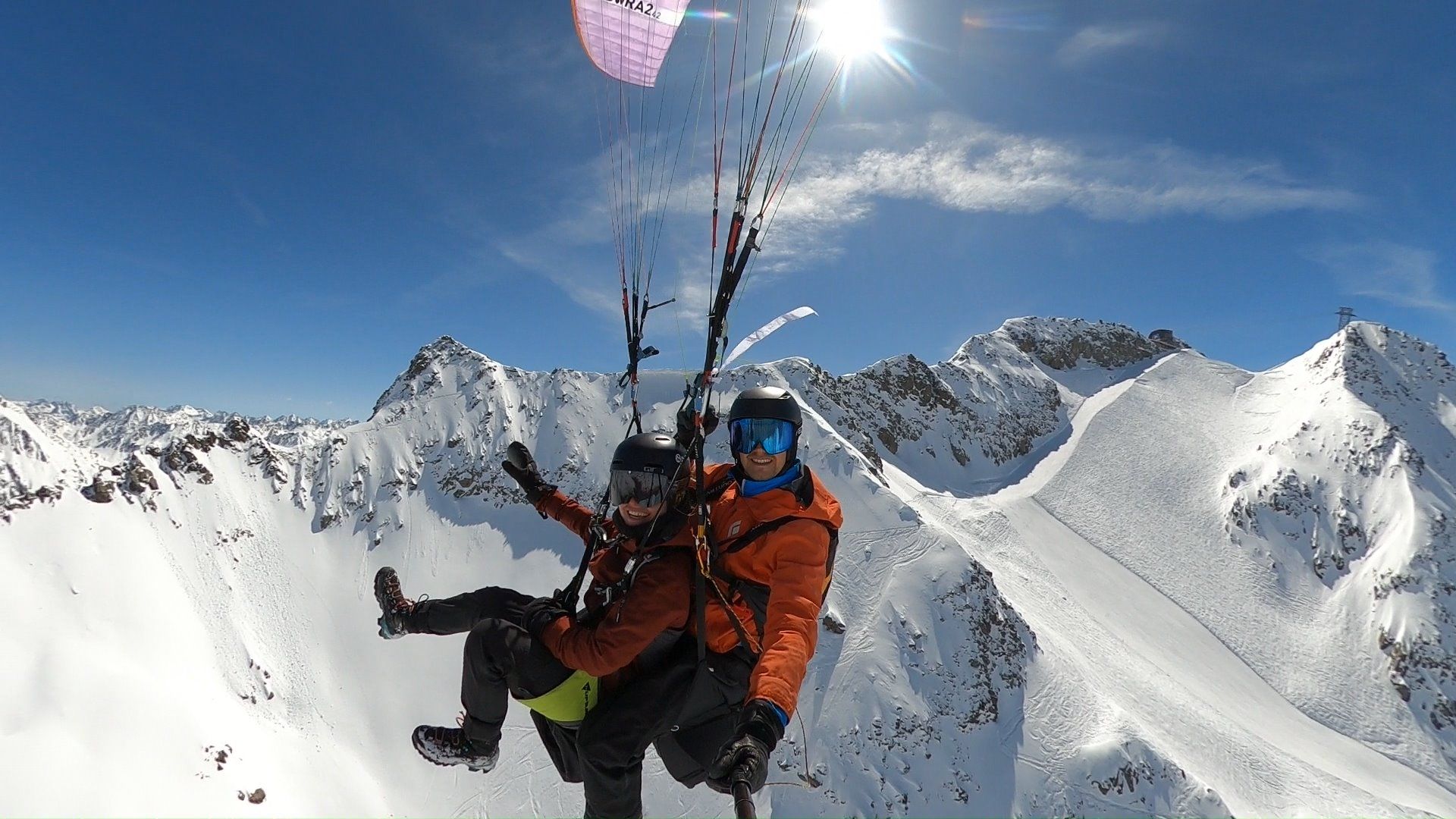 Παραπεντάλιγκ στο Αντερμάτ, απολαύστε τα χιονισμένα βουνά και το εκπληκτικό φυσικό τοπίο κατά την πτήση.