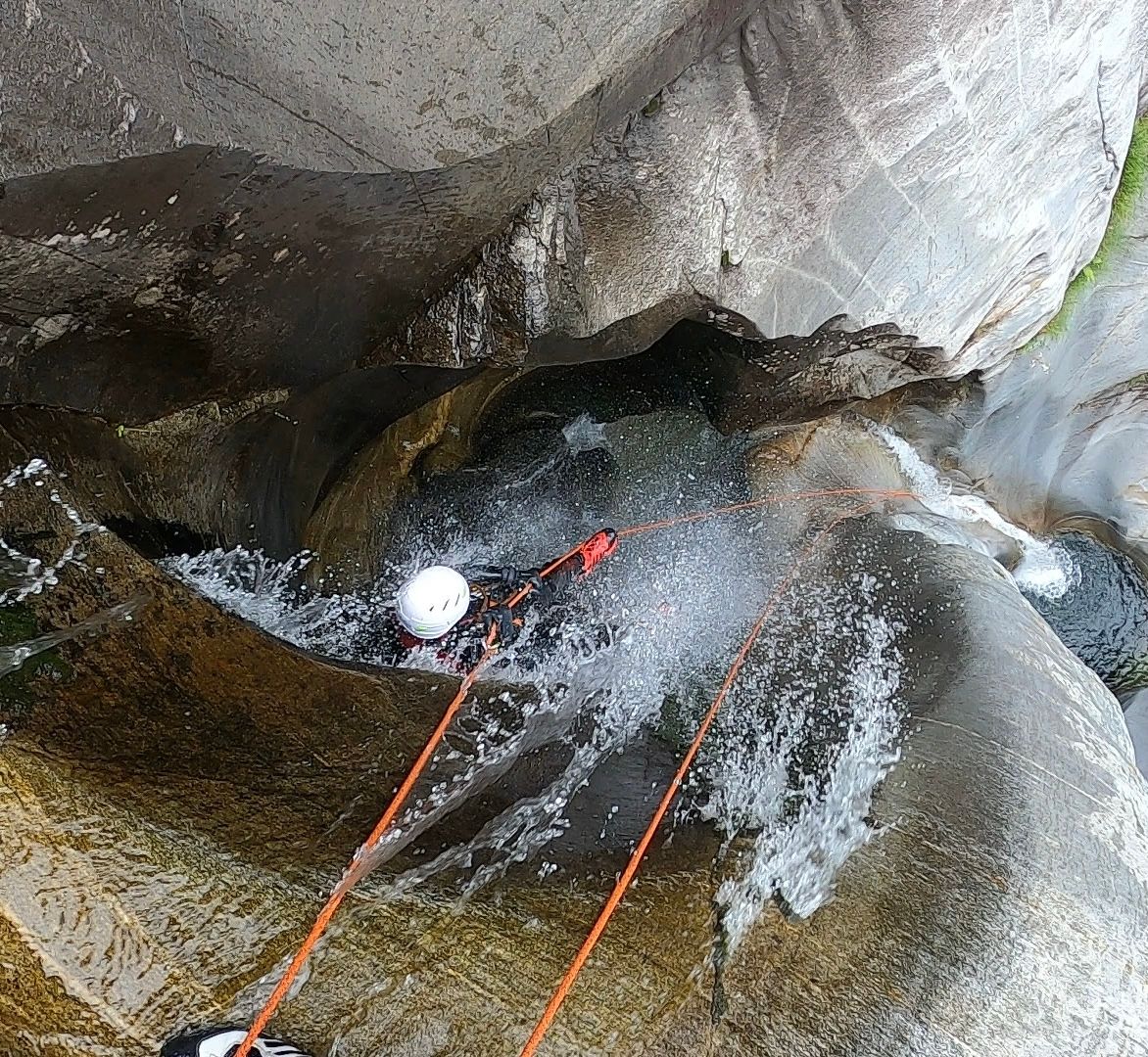 बोगेरा में कैन्यॉनिंग: गर्मियों में पर्वतों और प्रकृति में रोमांचक साहसिक गतिविधियों का अनुभव करें।