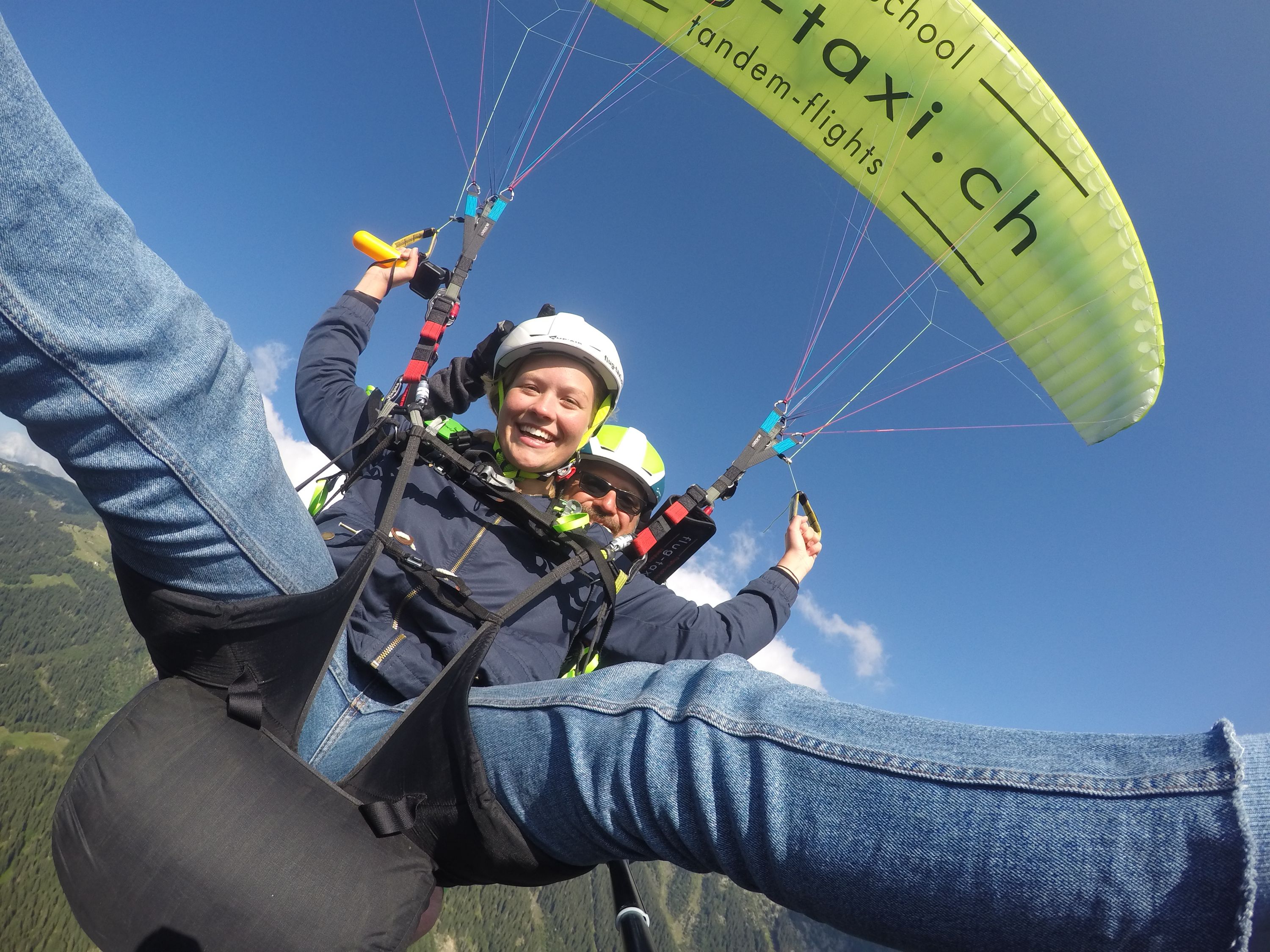 Para-vingning Aletscharena med en pilot och passagerare i luften