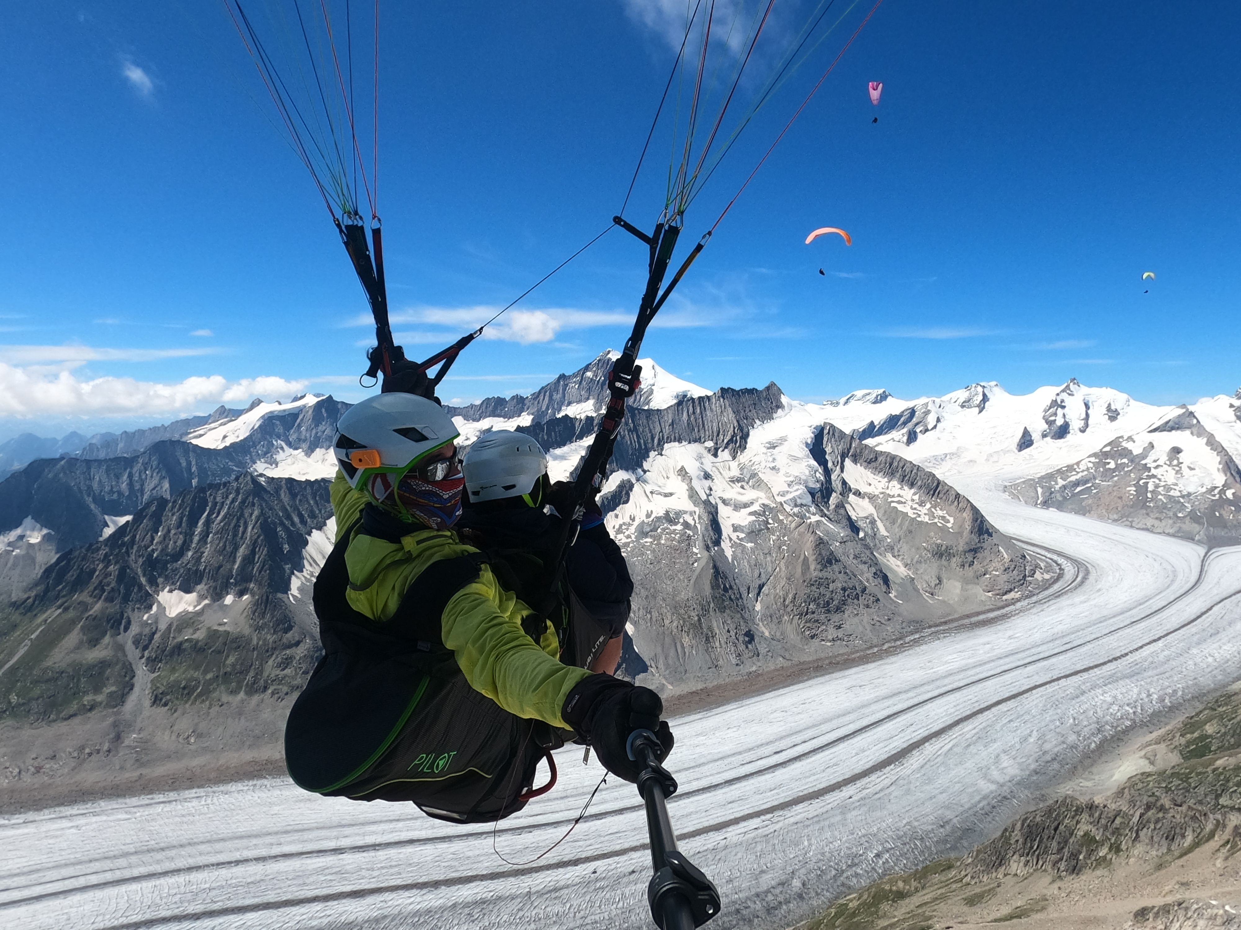 Paraglidning över Aletschglaciären med utsikt över bergen.
