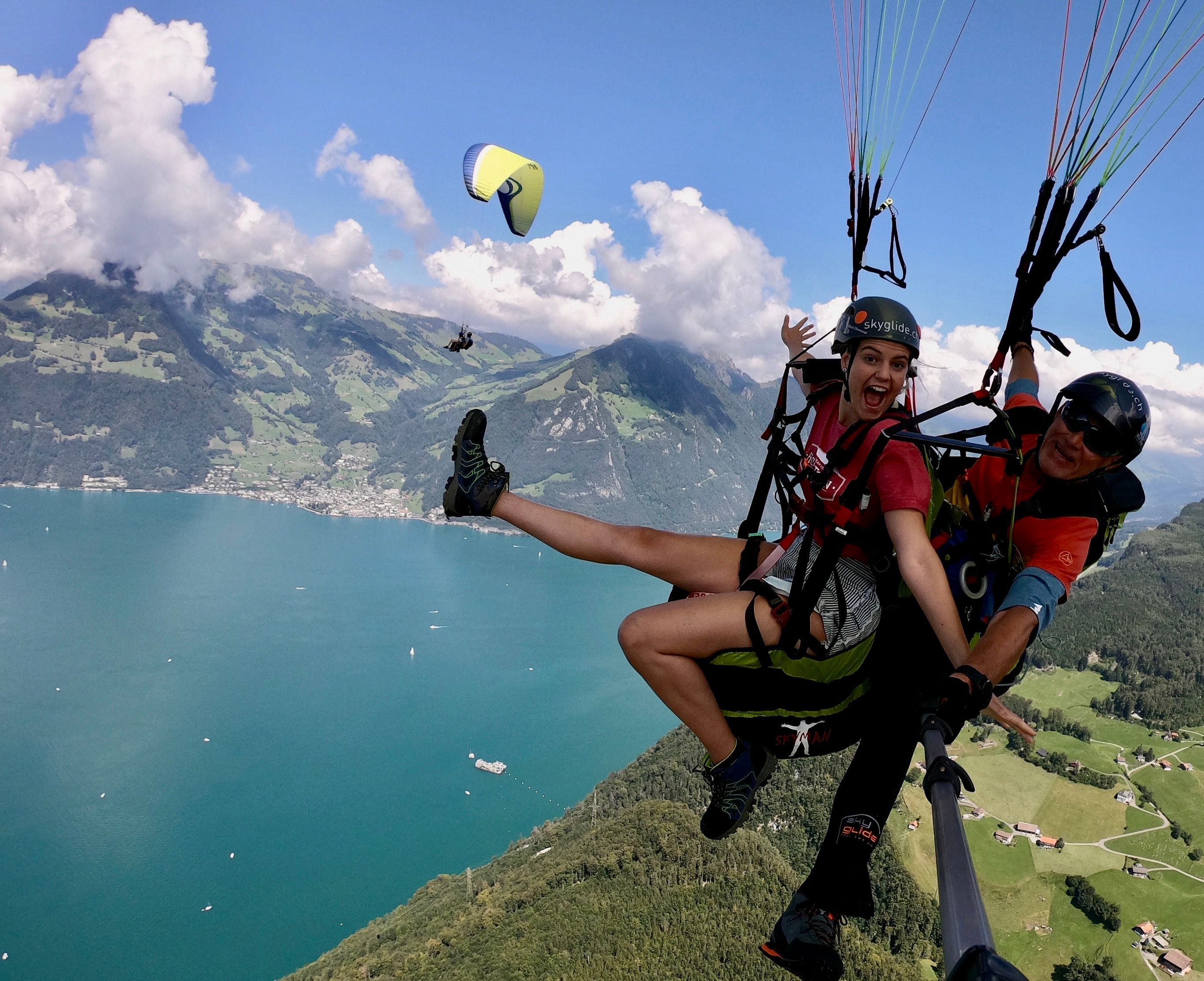 SkyGlide：与朋友一起在四森林湖体验滑翔伞，享受惊艳的山景。