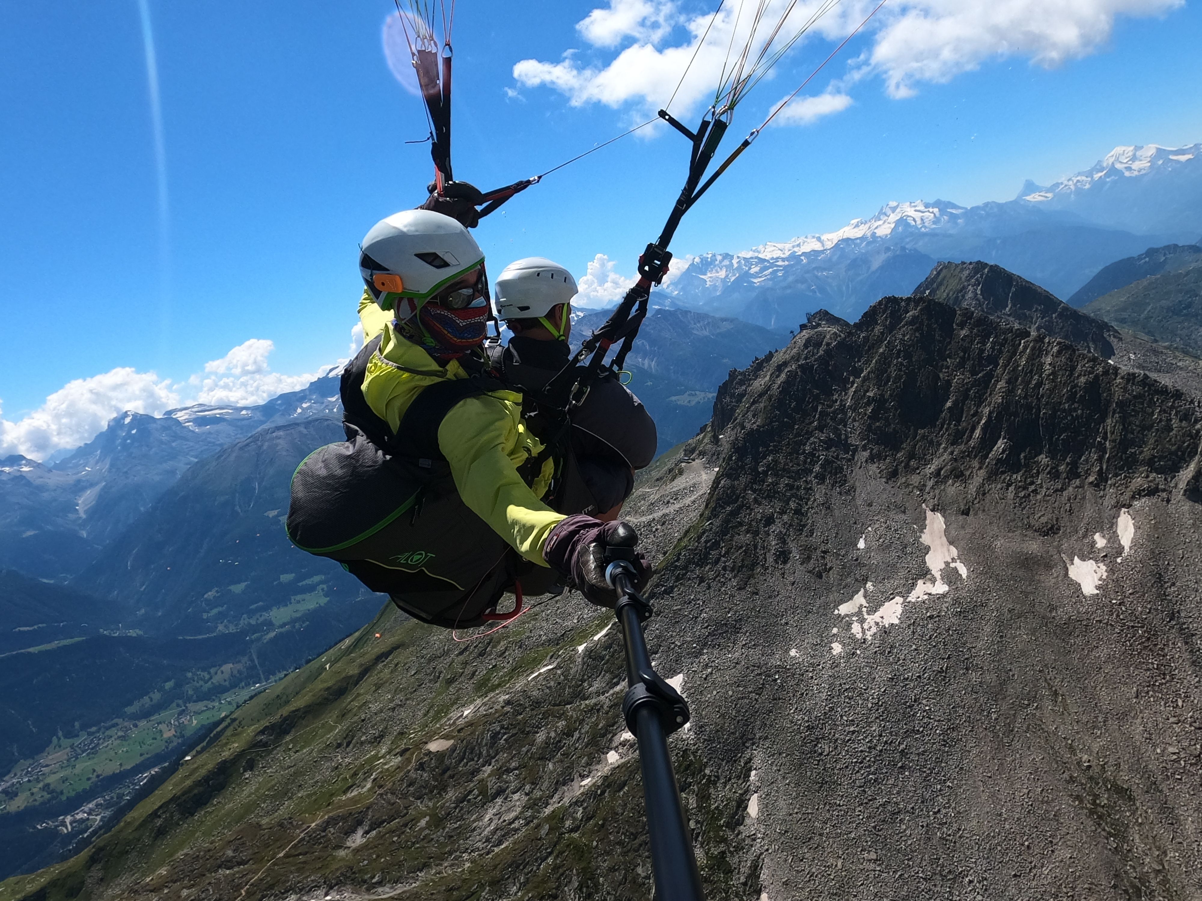 Lot balonem nad Alpami Walliskimi z widokiem na góry