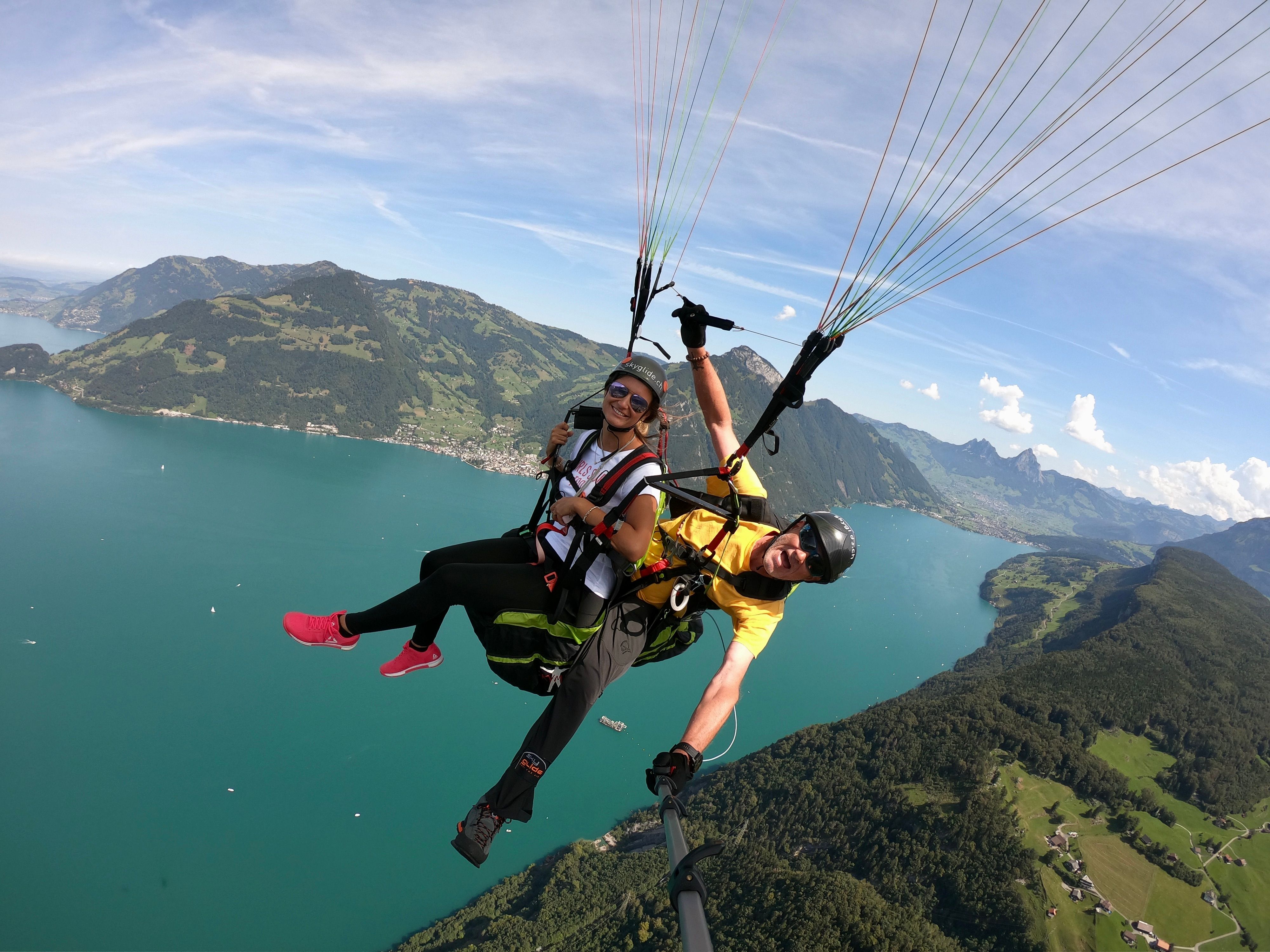 SkyGlide 滑翔伞：体验维尔瓦尔德湖和山脉的滑翔飞行。