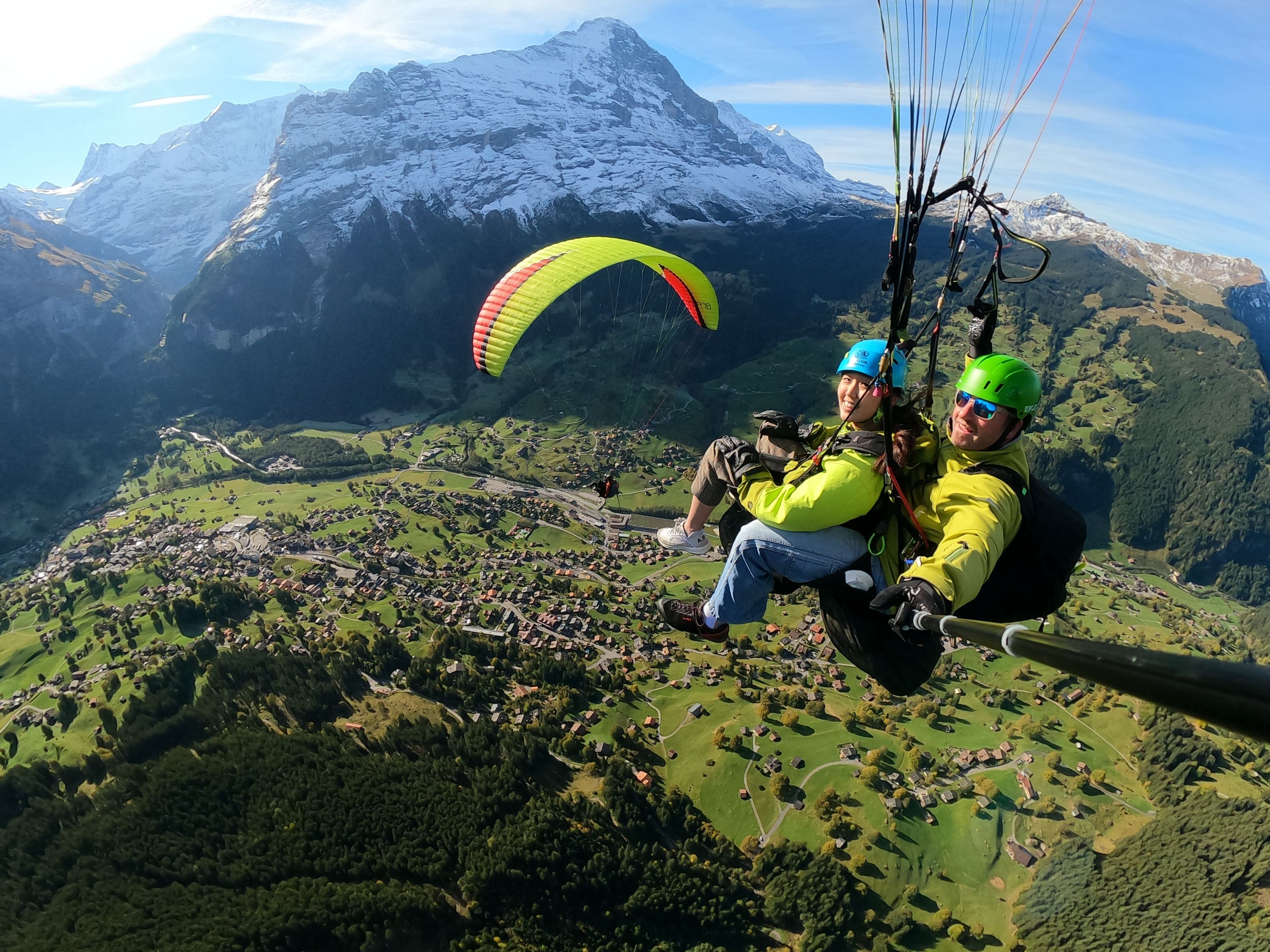 Αεραλεία στο Γκριντελβαλντ Φέρστι πάνω από το εντυπωσιακό ορεινό τοπίο της Γιουνγκφράουλ