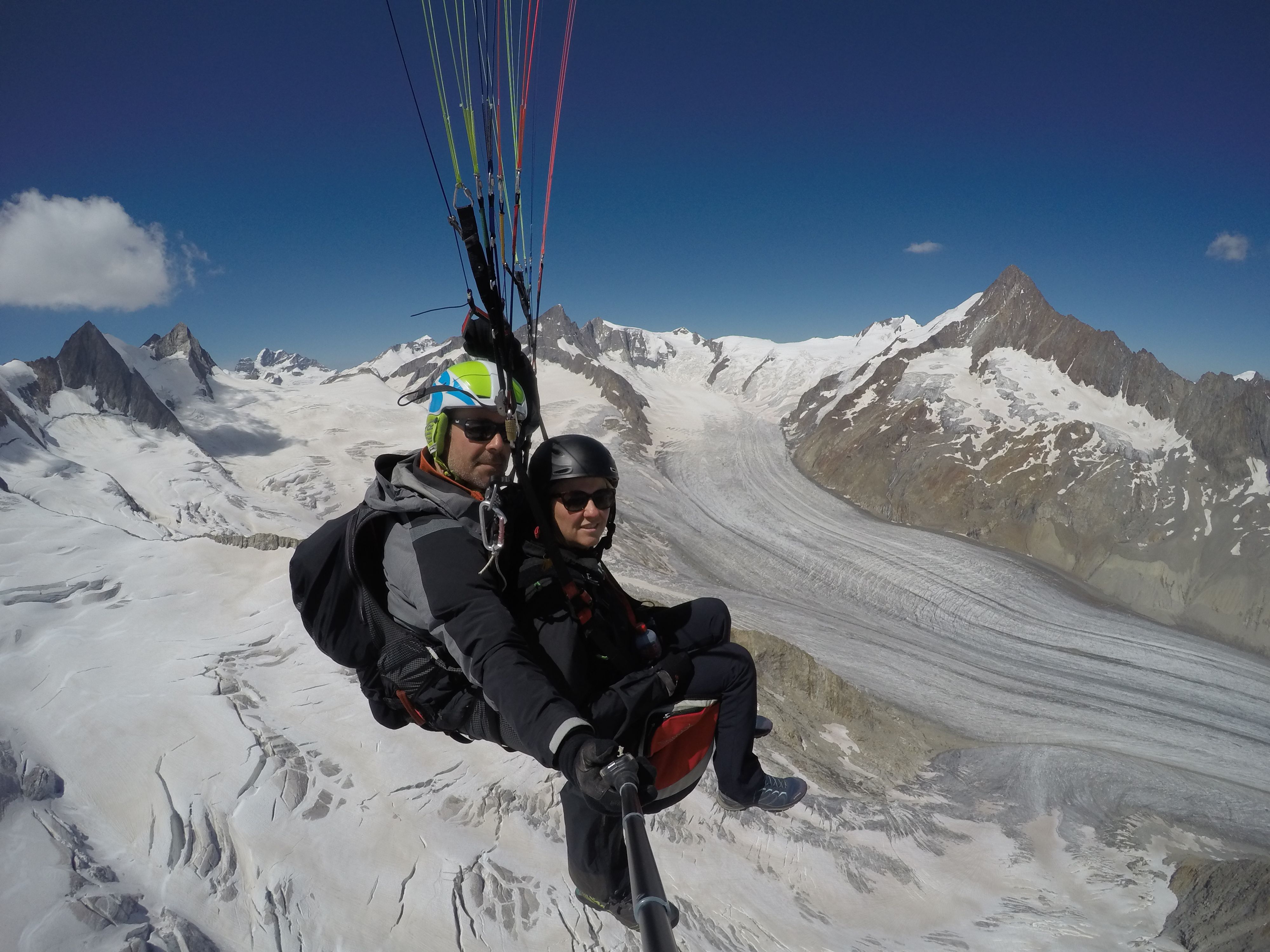 Tandemflygning med paraply över Aletschglaciären 2023.