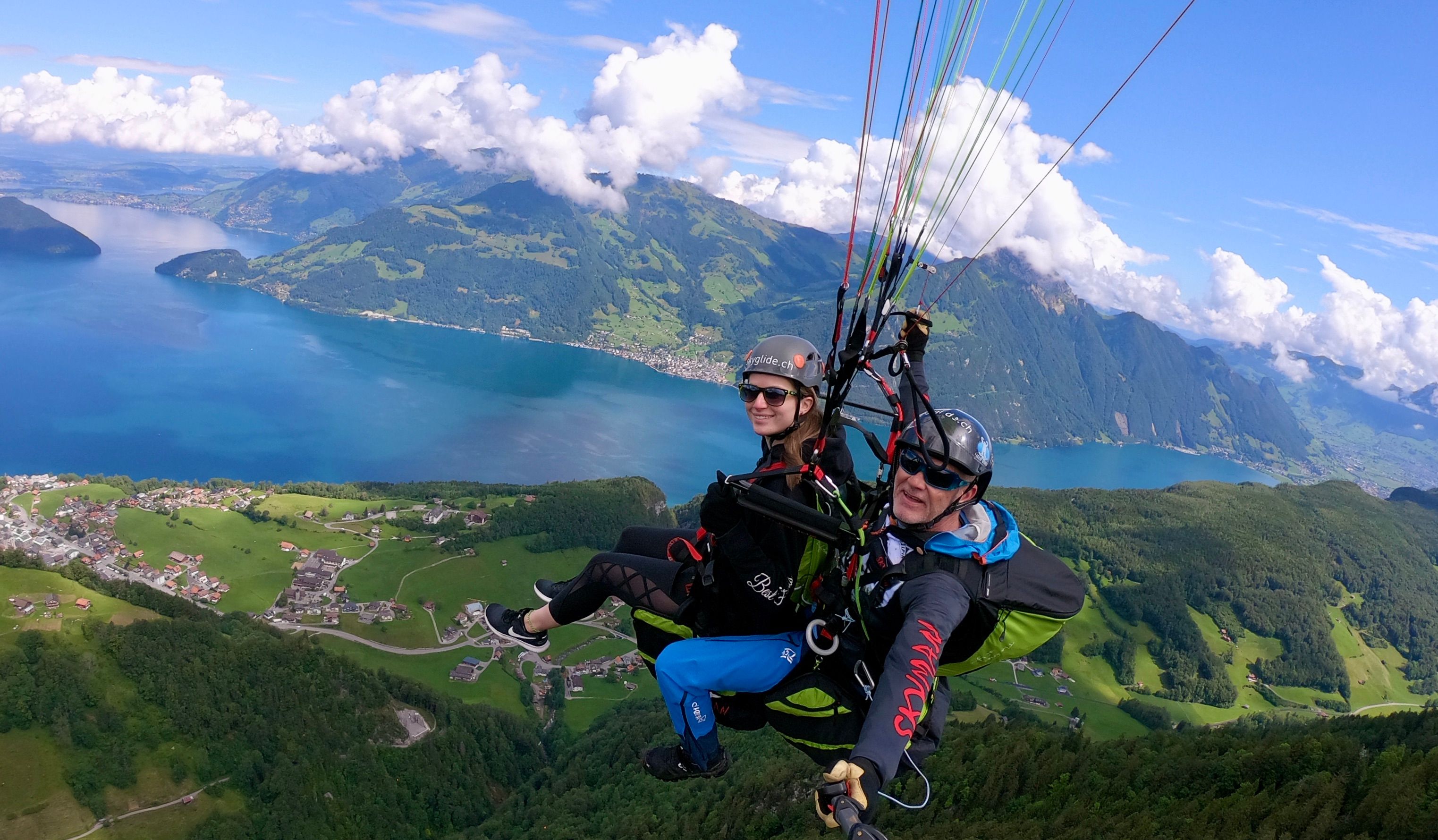 SkyGlide 滑翔伞：从鸟瞰视角体验维尔瓦尔德斯特特湖和惊人的风景