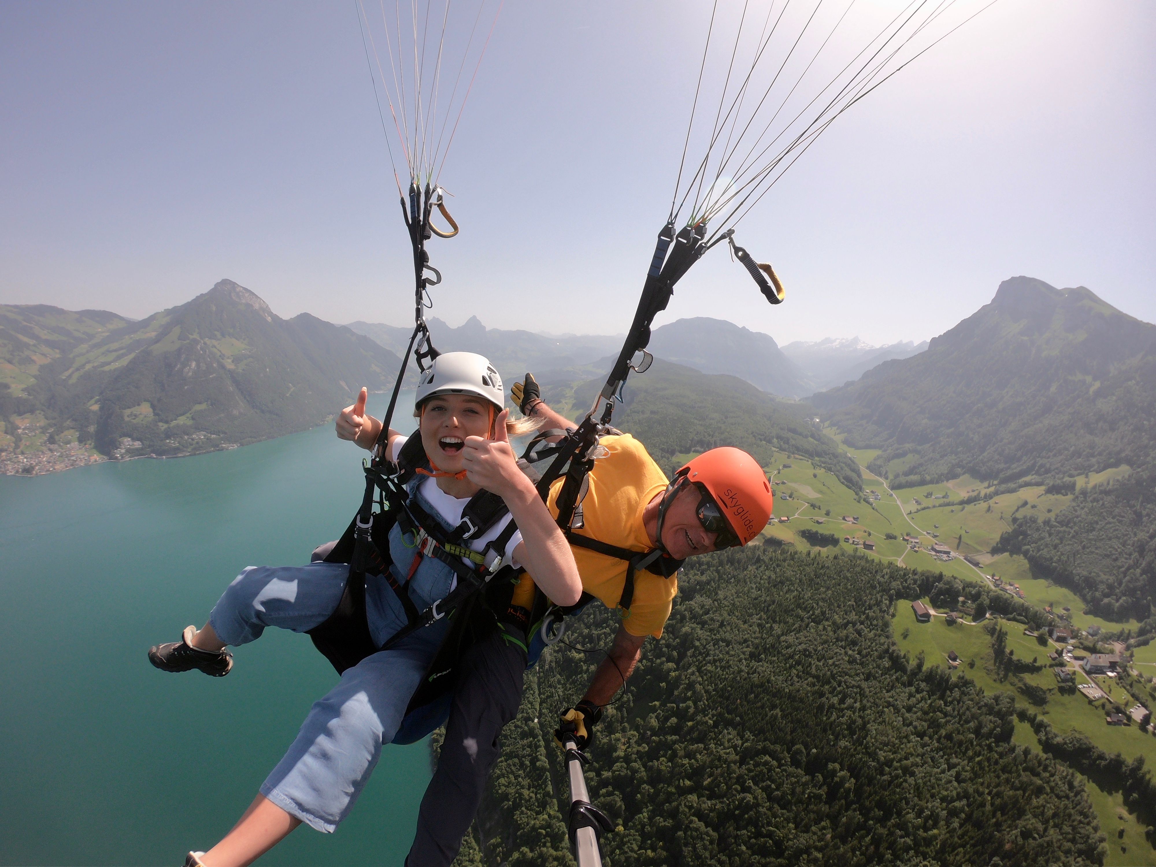 SkyGlide滑翔伞：在福尔瓦尔德湖上滑翔，欣赏令人难忘的山景。
