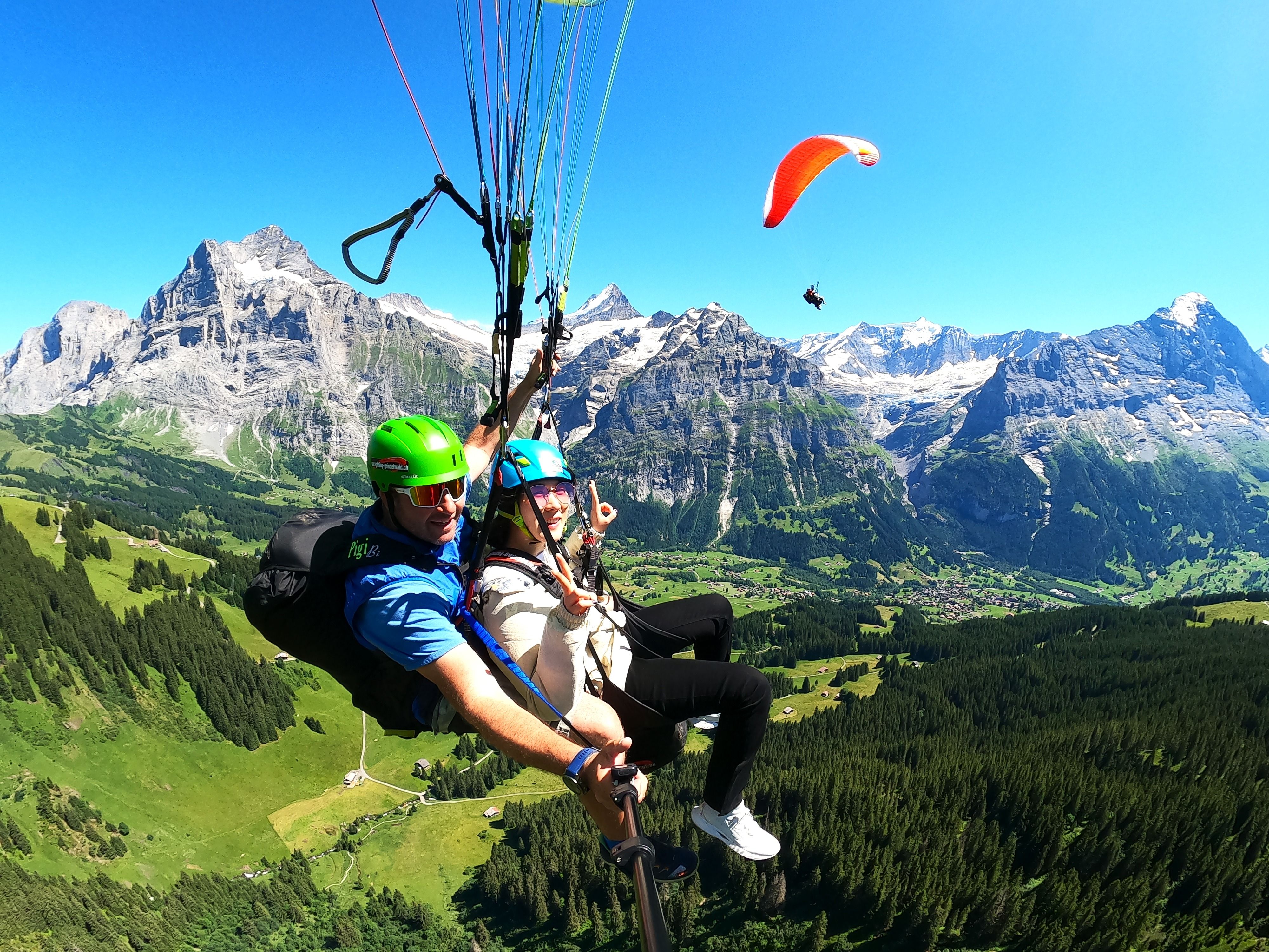 Parapente Jungfrau: Vive el vuelo sobre los Alpes con vistas a las montañas y la naturaleza.