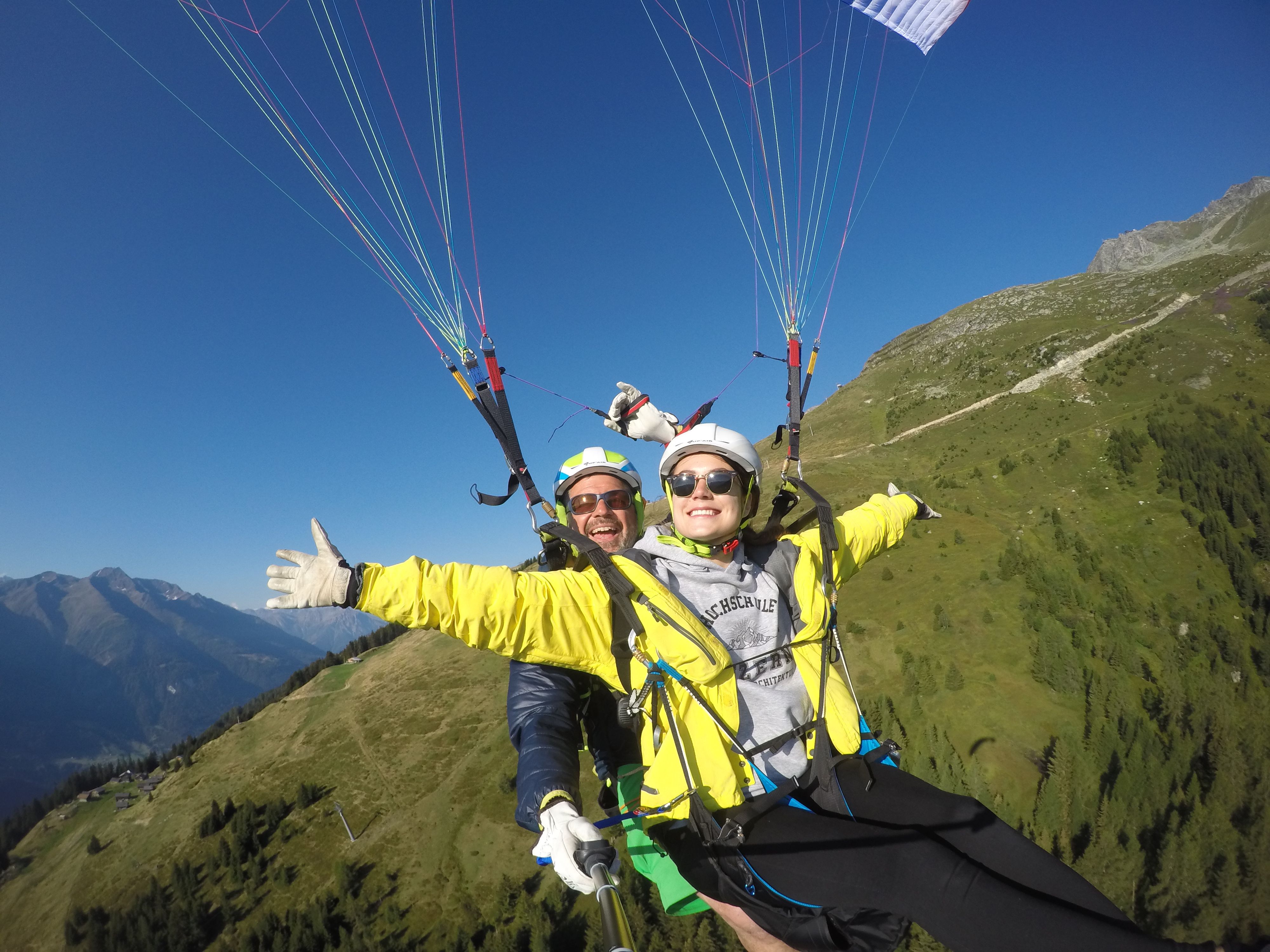 Tandemflygning med hängflyg i Valais med pilot och passagerare, vacker bergslandskap