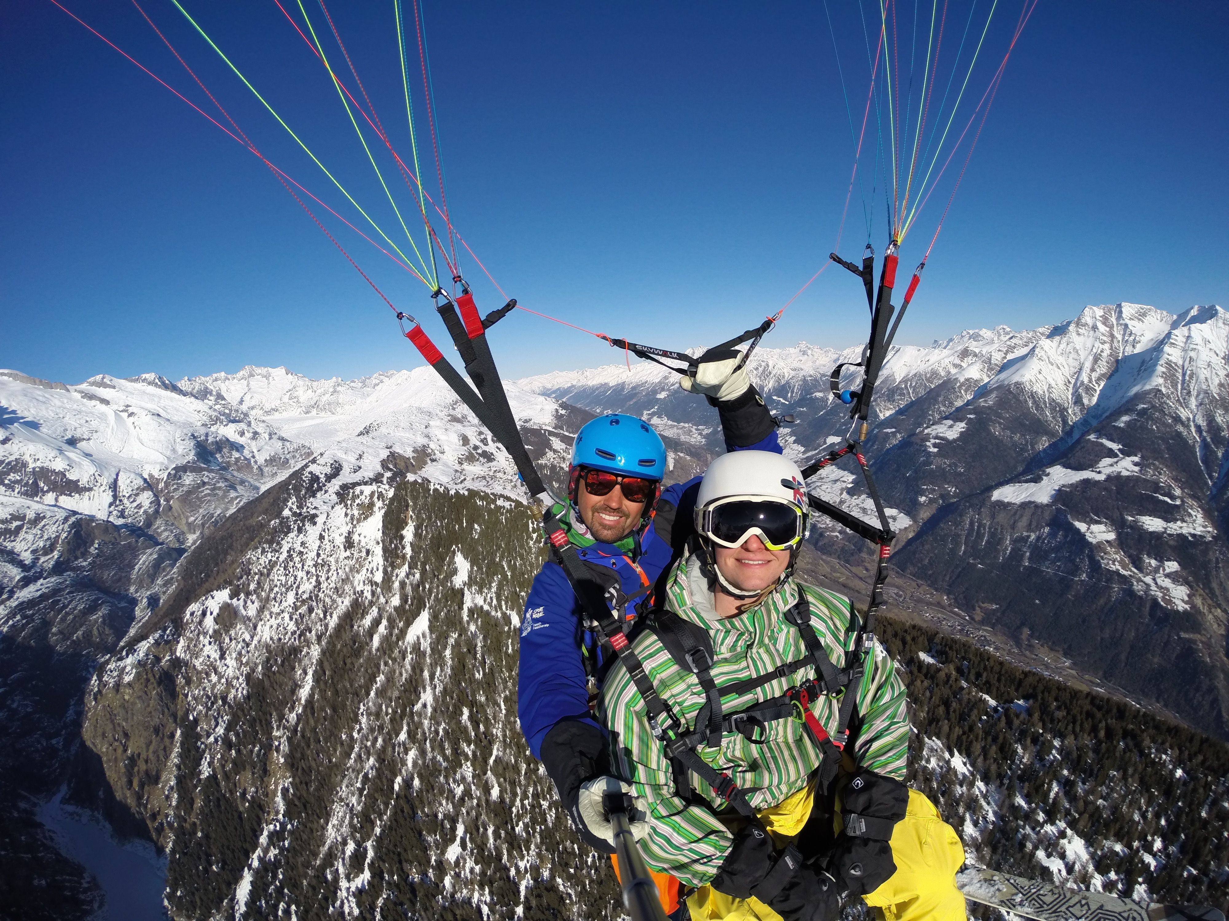 벨알프의 눈으로 덮인 산들 위에서의 탠덤 패러글라이딩