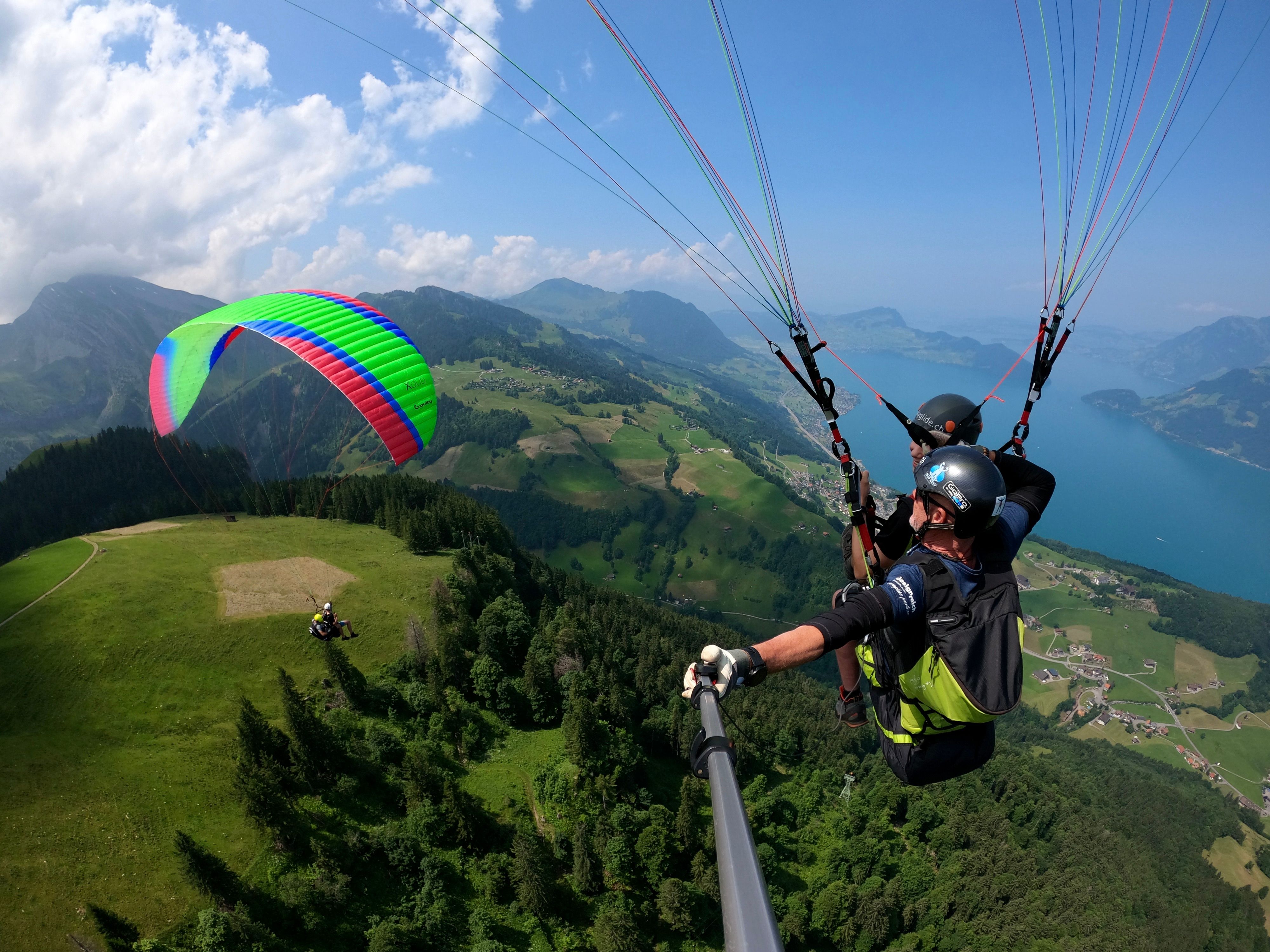 天空滑翔 在维尔瓦尔德湖上俯瞰令人兴奋的山区和自然景观。