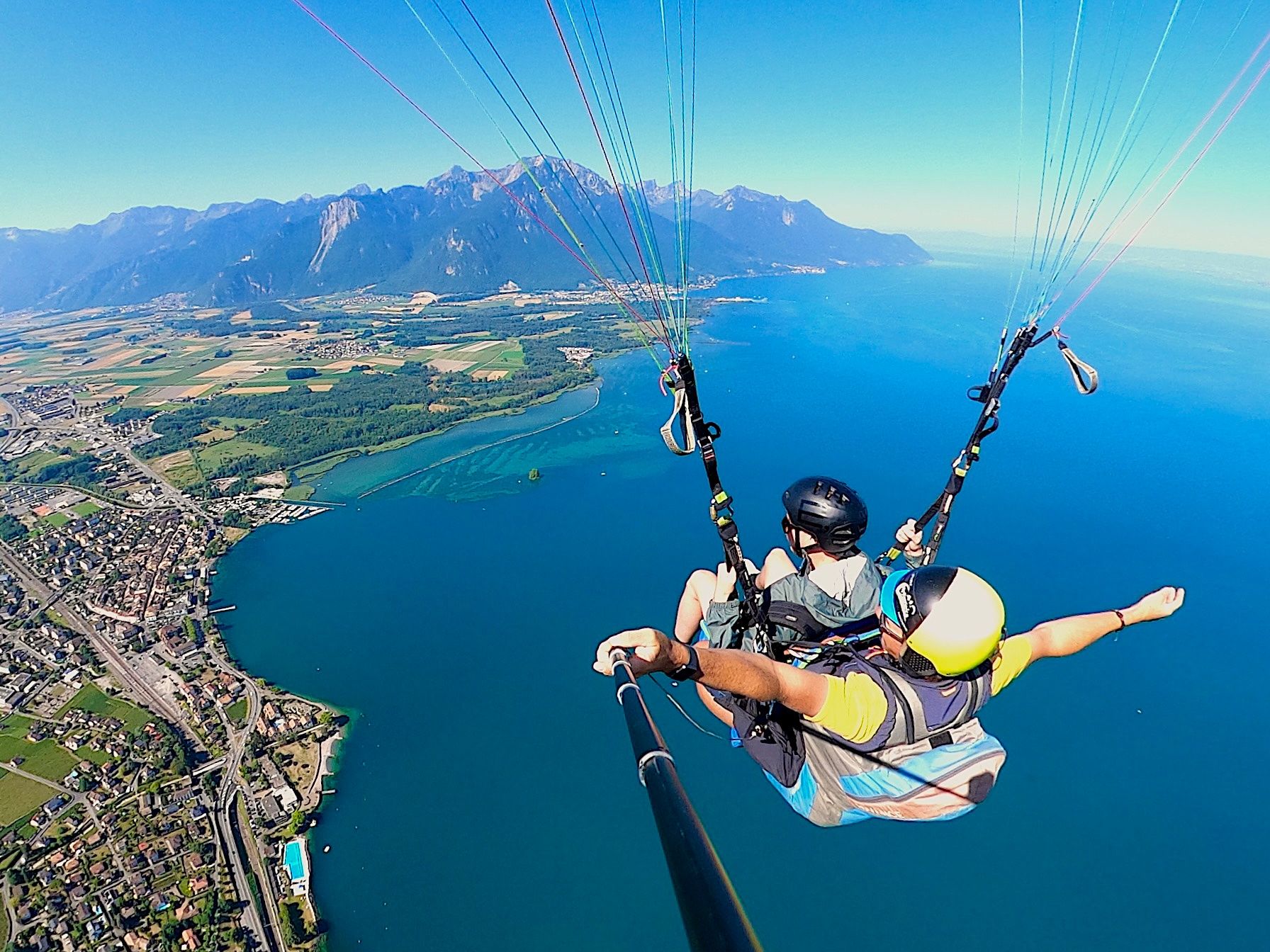 ジュネーブ湖上空のタンデムフライト、アルプスや湖の周辺の景色を眺めながら。