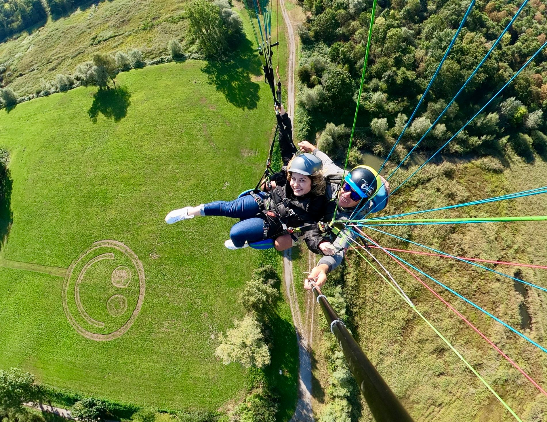 タンデムフライト：パラグライディングアドベンチャーでジュネーブ湖を飛び越える。