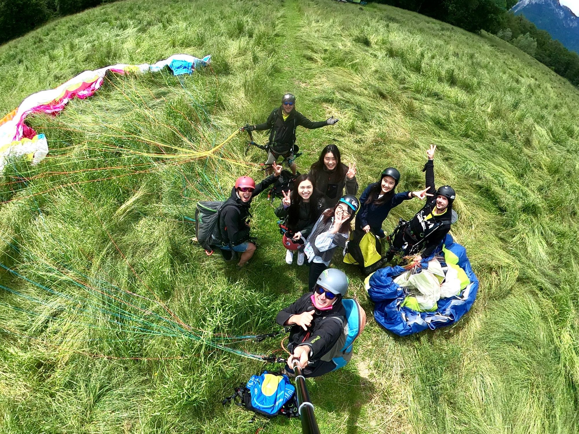 タンデムフライト：友達と一緒にジュネーブ湖の上を飛ぶ刺激的な体験をし、景色を楽しんでください。