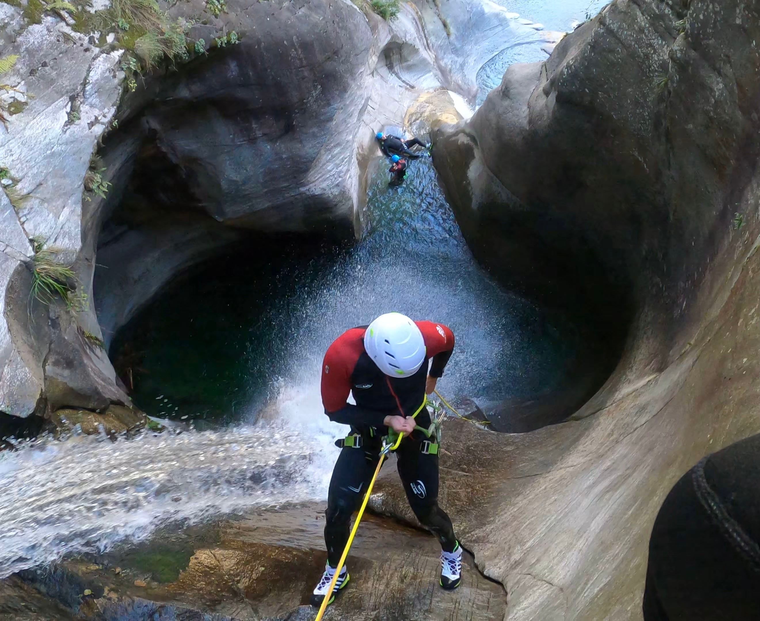 Canyoning w wąwozie Iragna: doświadcz przygody i natury w skalistych kanionach latem.